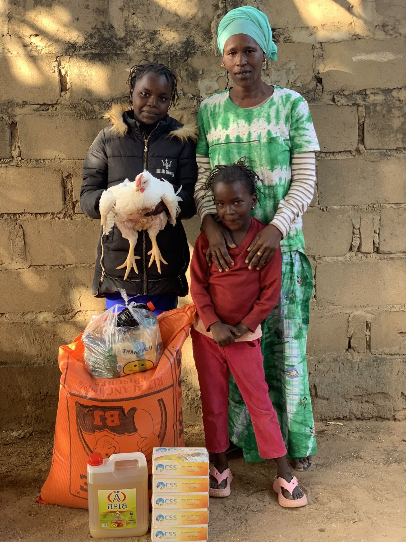 Familien in Mballing nahmen ihre Lebensmittelpakete für das Weihnachtsfest entgegen.