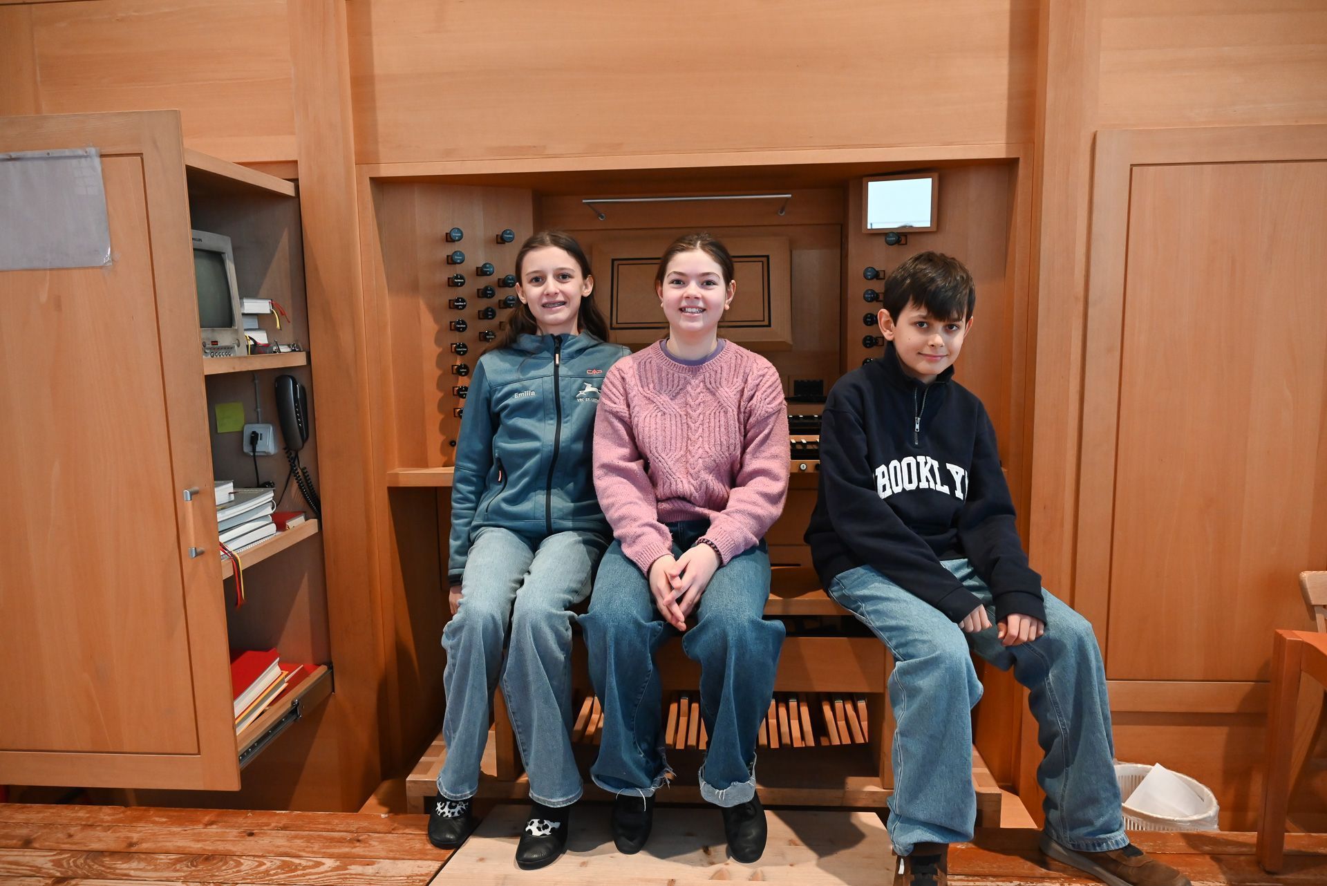 Emilia, Rosalinda und Konstantin haben den Adventgottesdienst am Sonntag in St. Peter und Paul musikalisch begleitet.