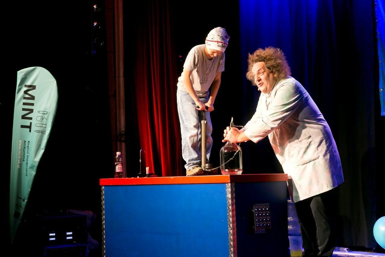 Sogar Kinder mussten auf der Bühne mitzaubern.