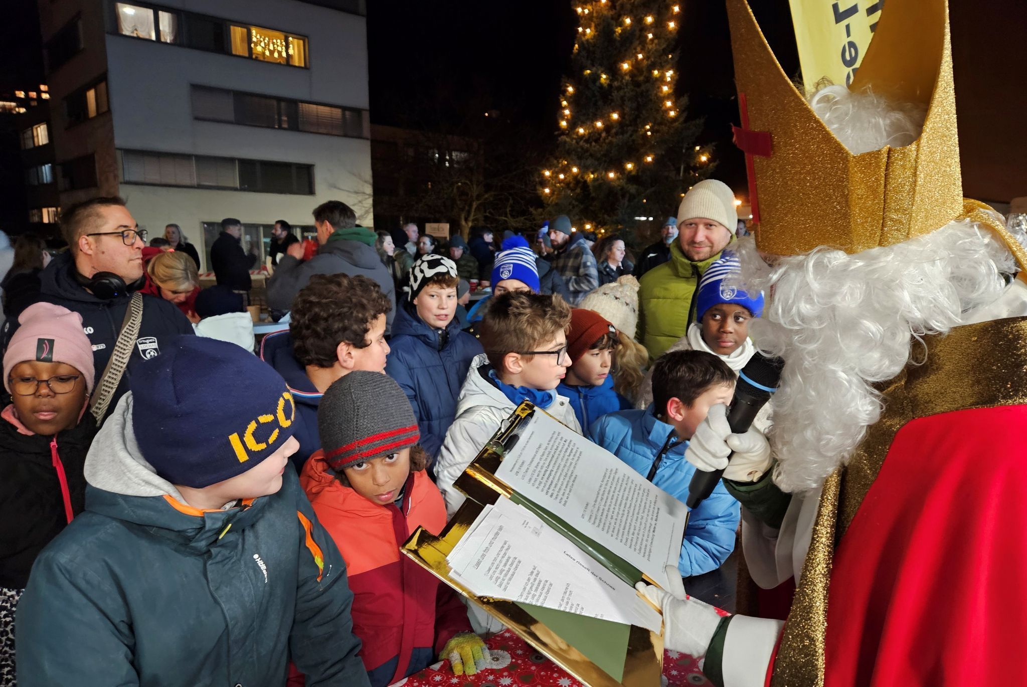 Für den Einsatz, den Teamgeist und den Zusammenhalt auf dem Spielfeld fand der Nikolaus für alle Kids lobende Worte aus seinem goldenen Buch.