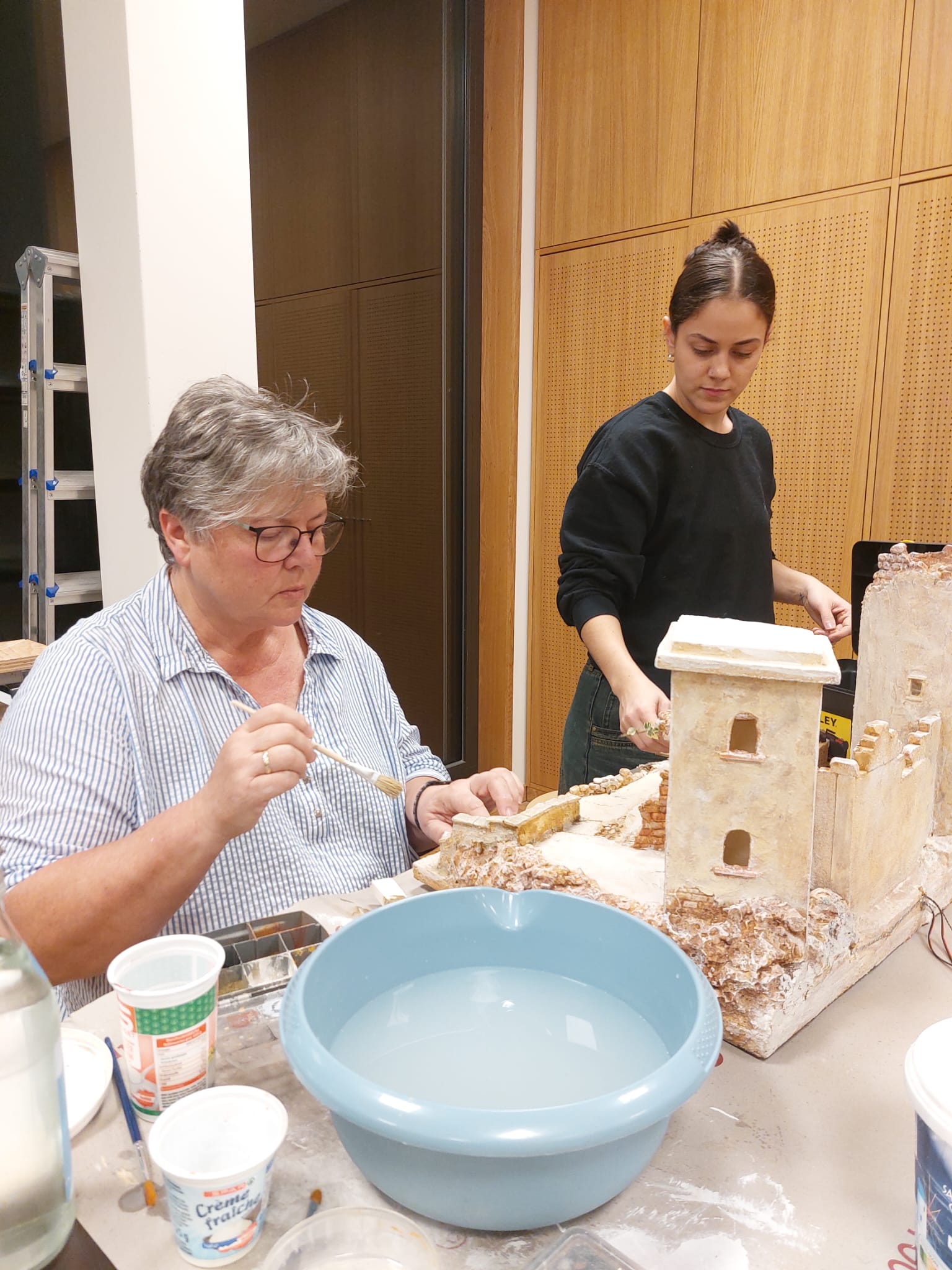 Ruth Nöbl ist die Spezialistin am Pinsel und malt auch die Hintergrundbilder.