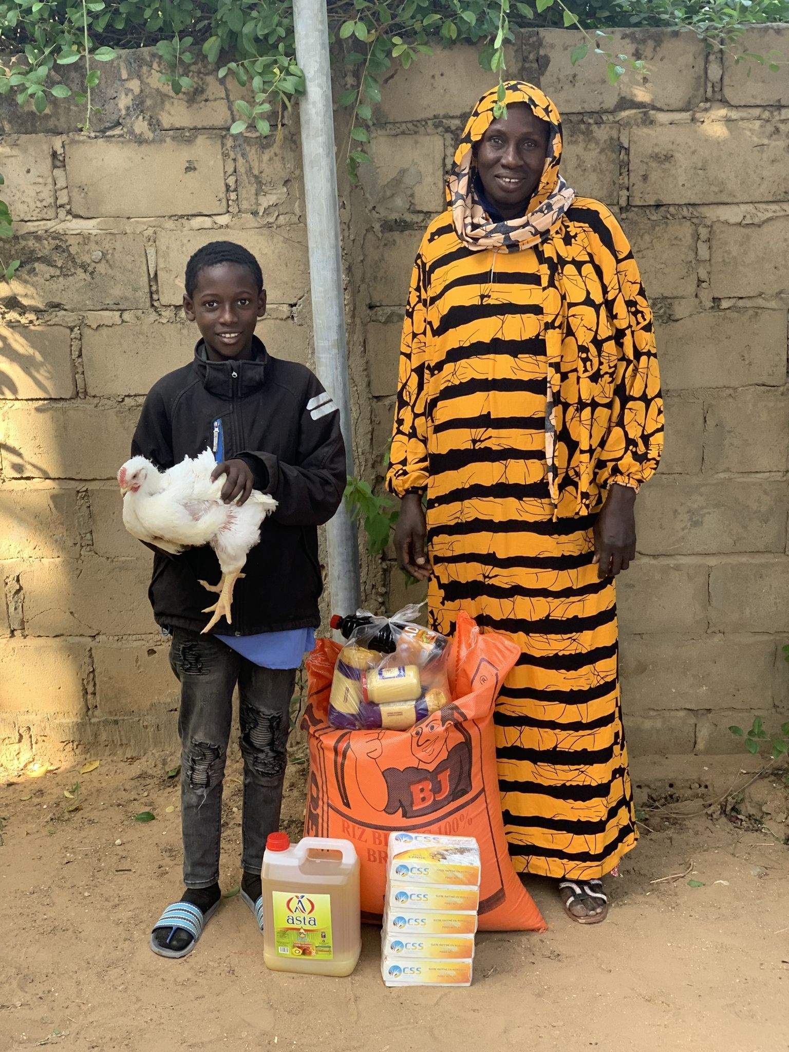 Mütter und Kinder freuten sich über die reich gefüllten Pakete für die Feiertage.