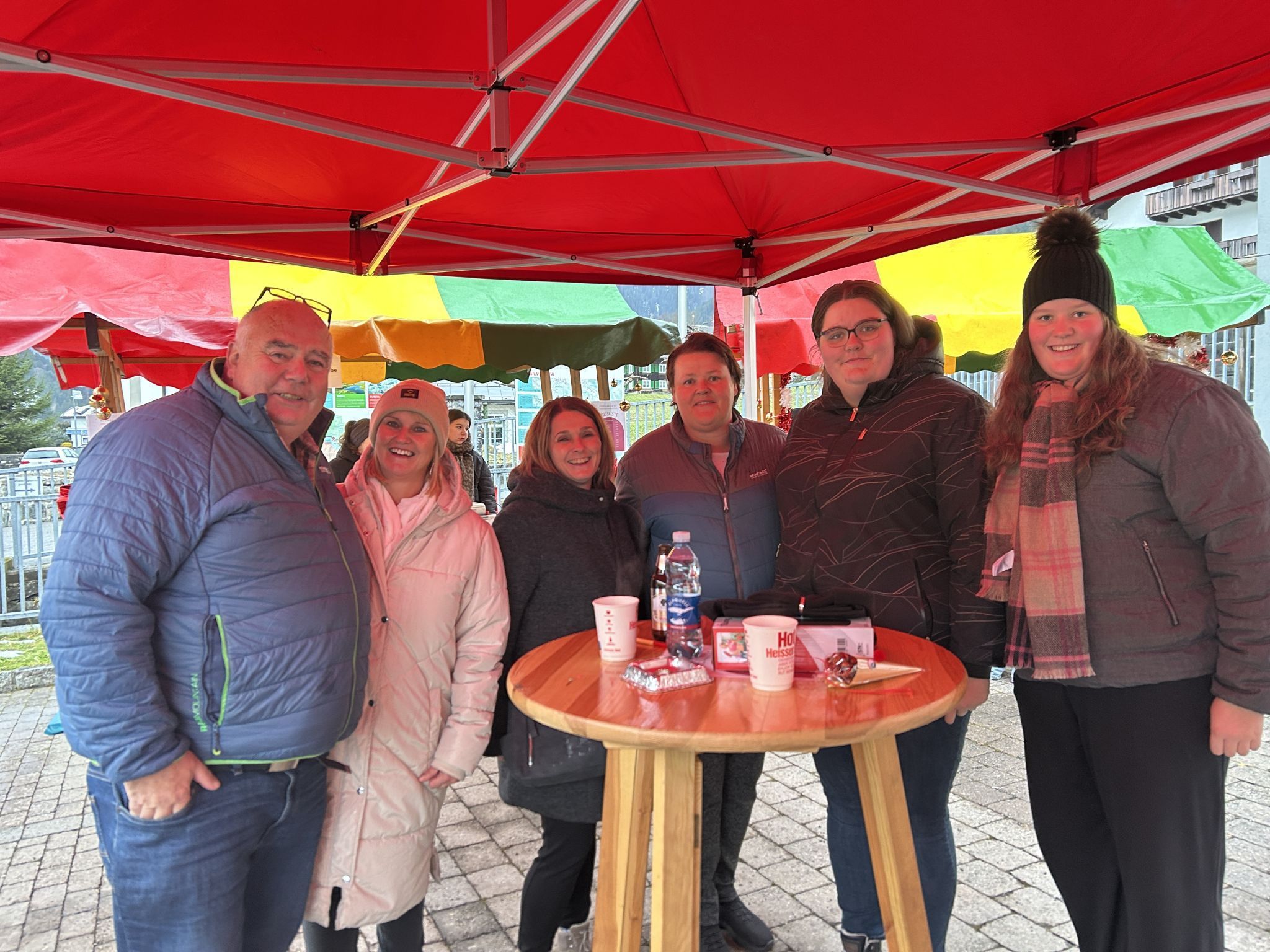 Extra aus Gantschier zum Klosamarkt gekommen: Famile Stampfer und Freunde.