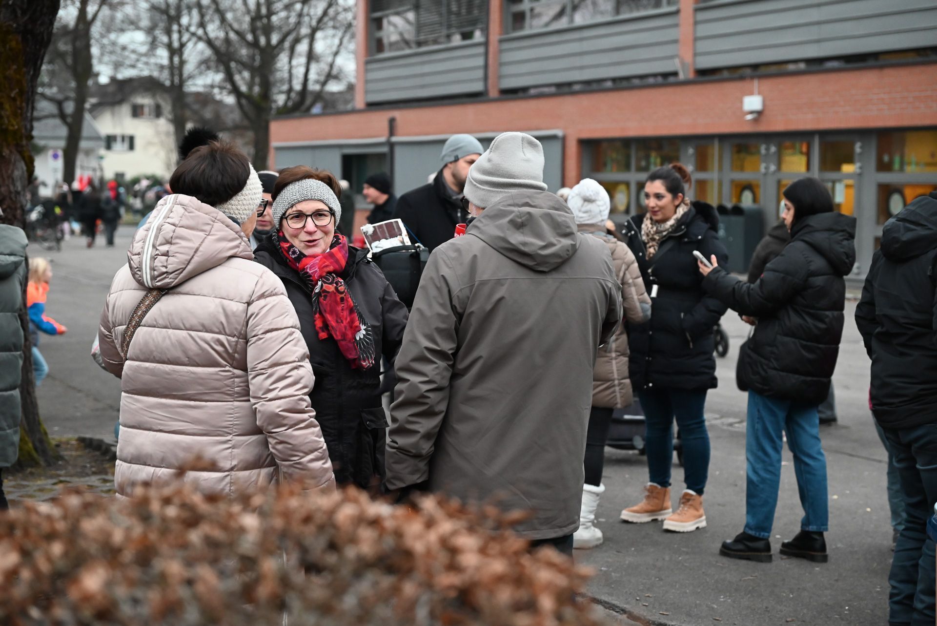 Die Gäste freuten sich über das vorweihnachtliche Zusammenkommen auf dem Schulhof.
