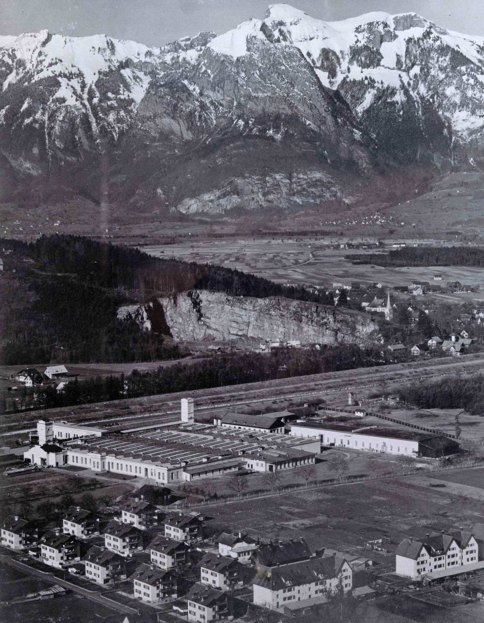 Werk Gisingen mit „Kolonie“ Luftbild, 1950er-Jahre. Foto: F.M. Hämmerle Archiv