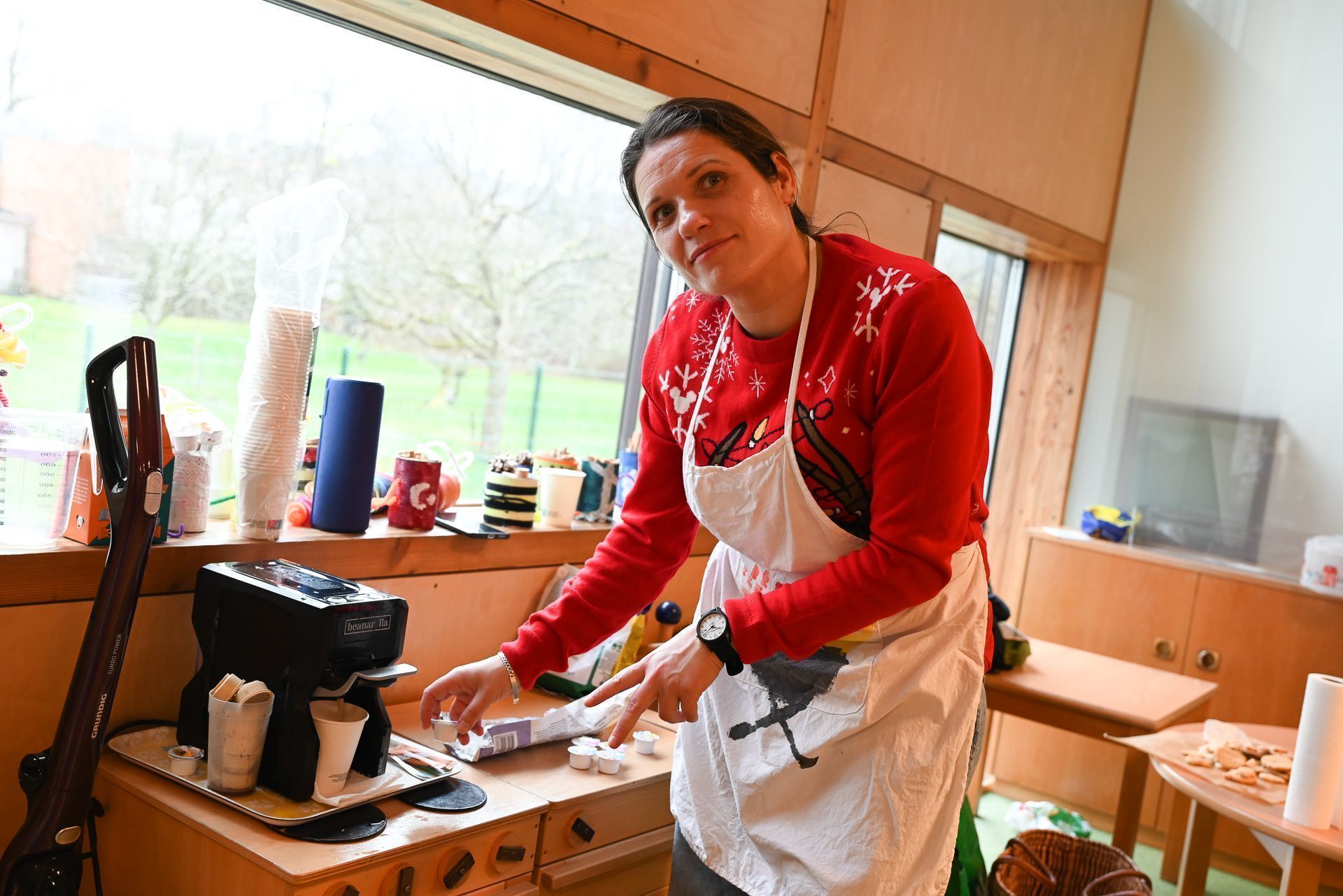 Anna versorgte die Frauen mit Kaffee.
