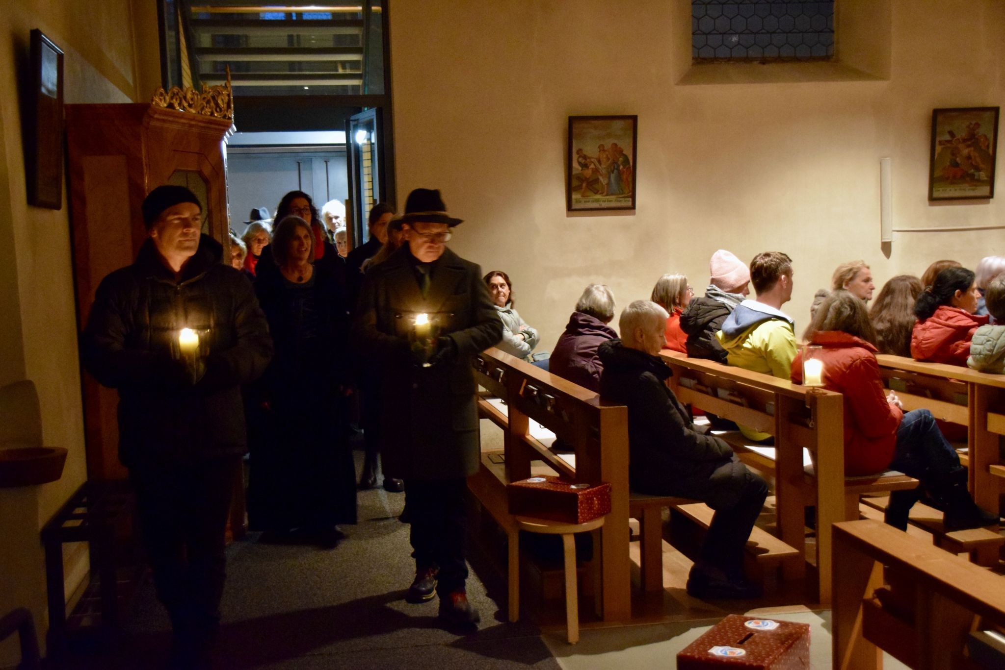 Der Projektchor zieht anlässlich des Adventbenefizkonzertes