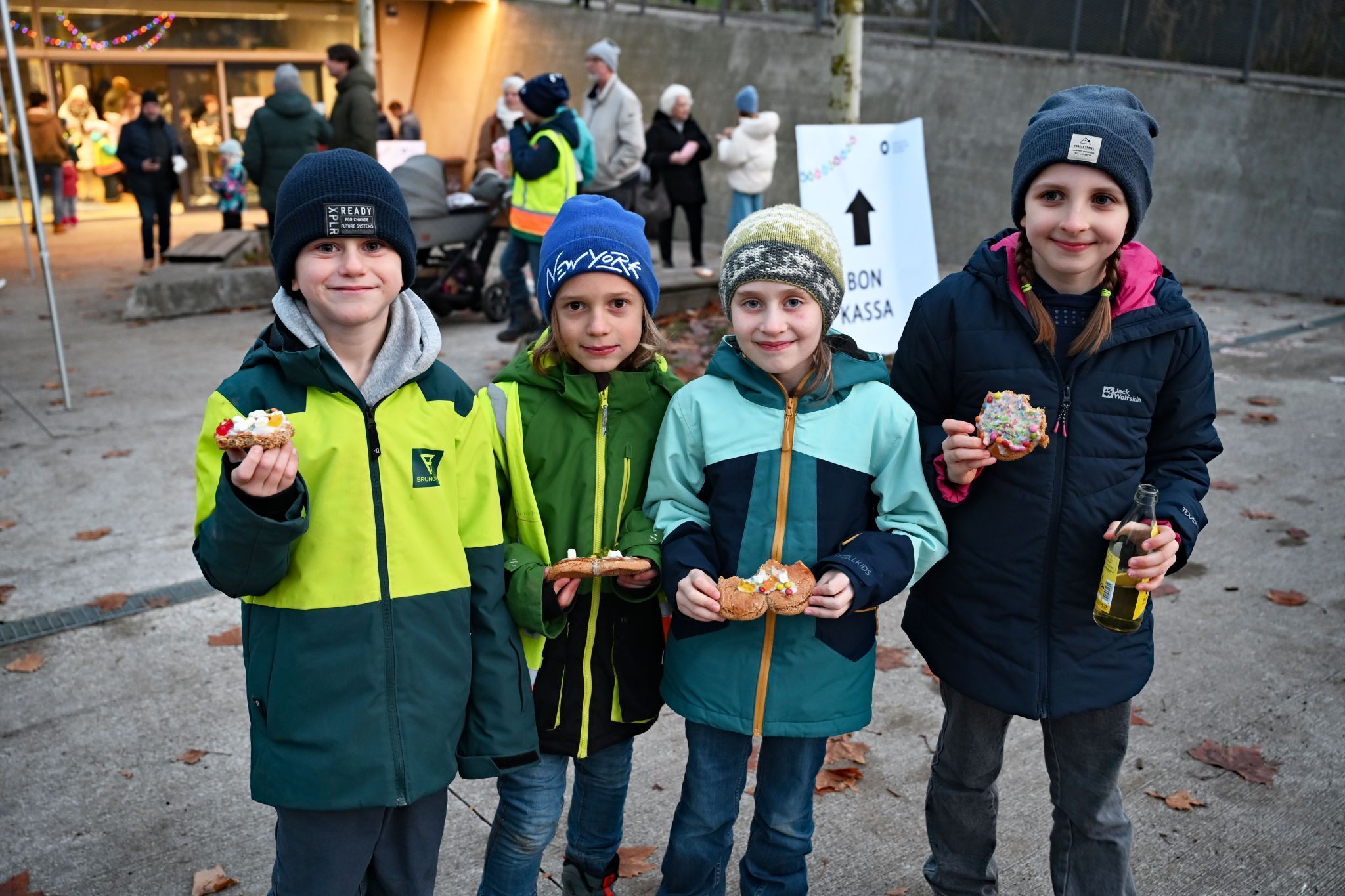 Zwischen den Programmpunkten stärkten sich die Kinder mit kleinen Snacks im Schulhof.