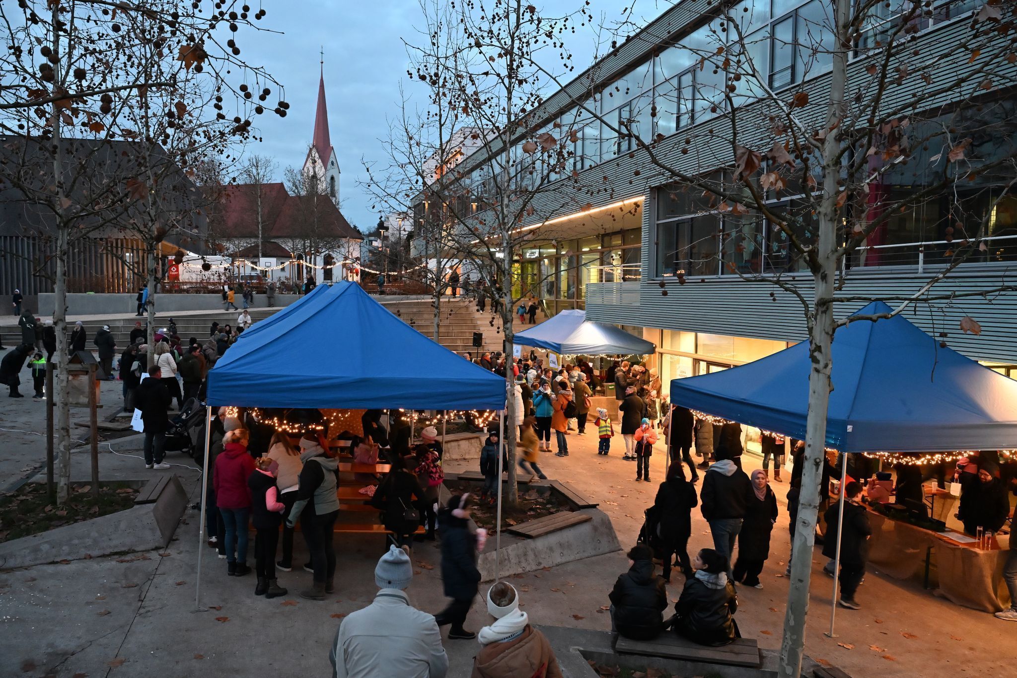 Der Schulhof verwandelte sich beim Lichterfest in einen stimmungsvollen Marktbereich.