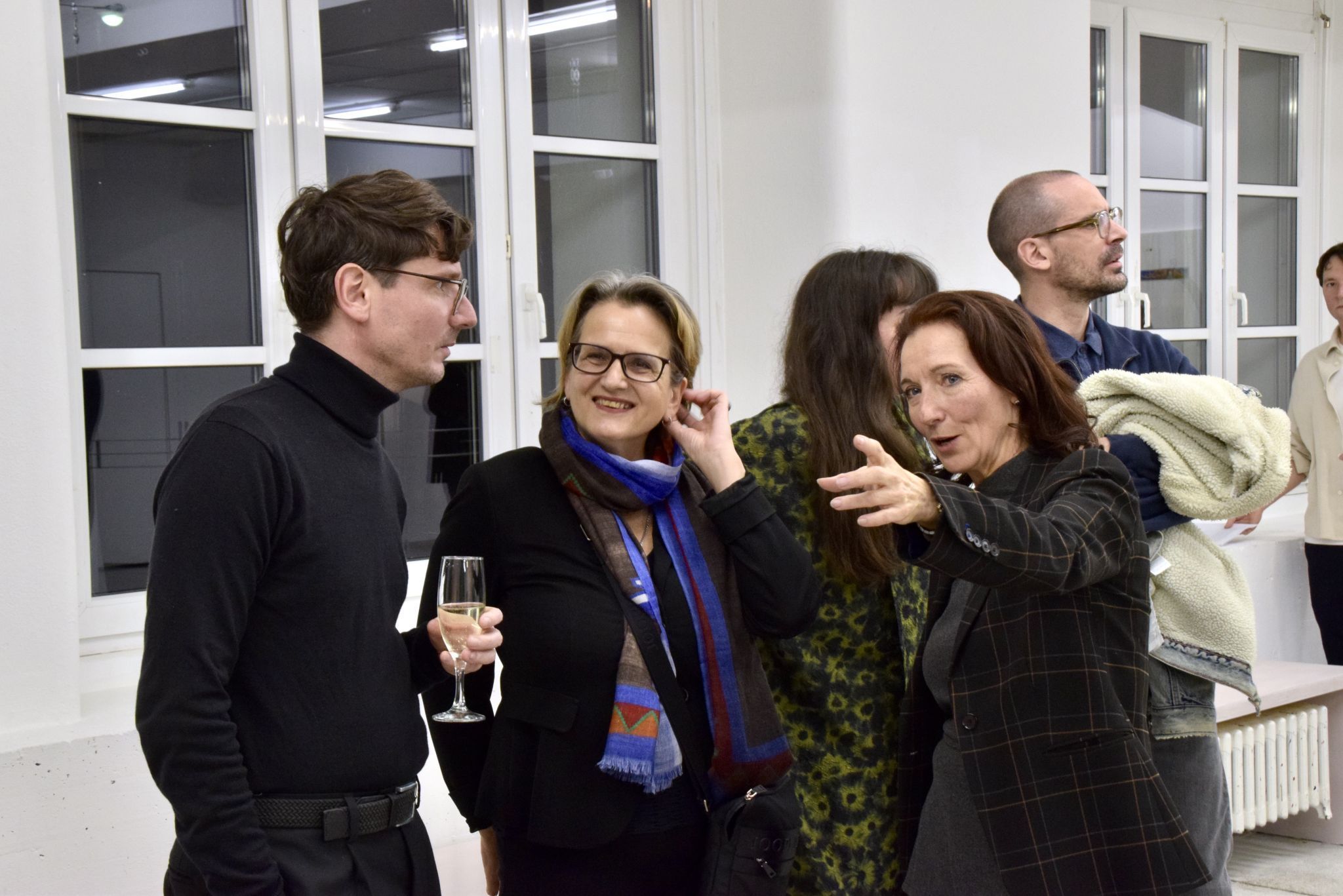 Künstler Markus Proschek, die künstlerische Direktorin des Kunstmuseum Linz, Hemma Schmutz, und die Obfrau des Kunstforum Montafon, Dagmar Lang, im Gespräch.