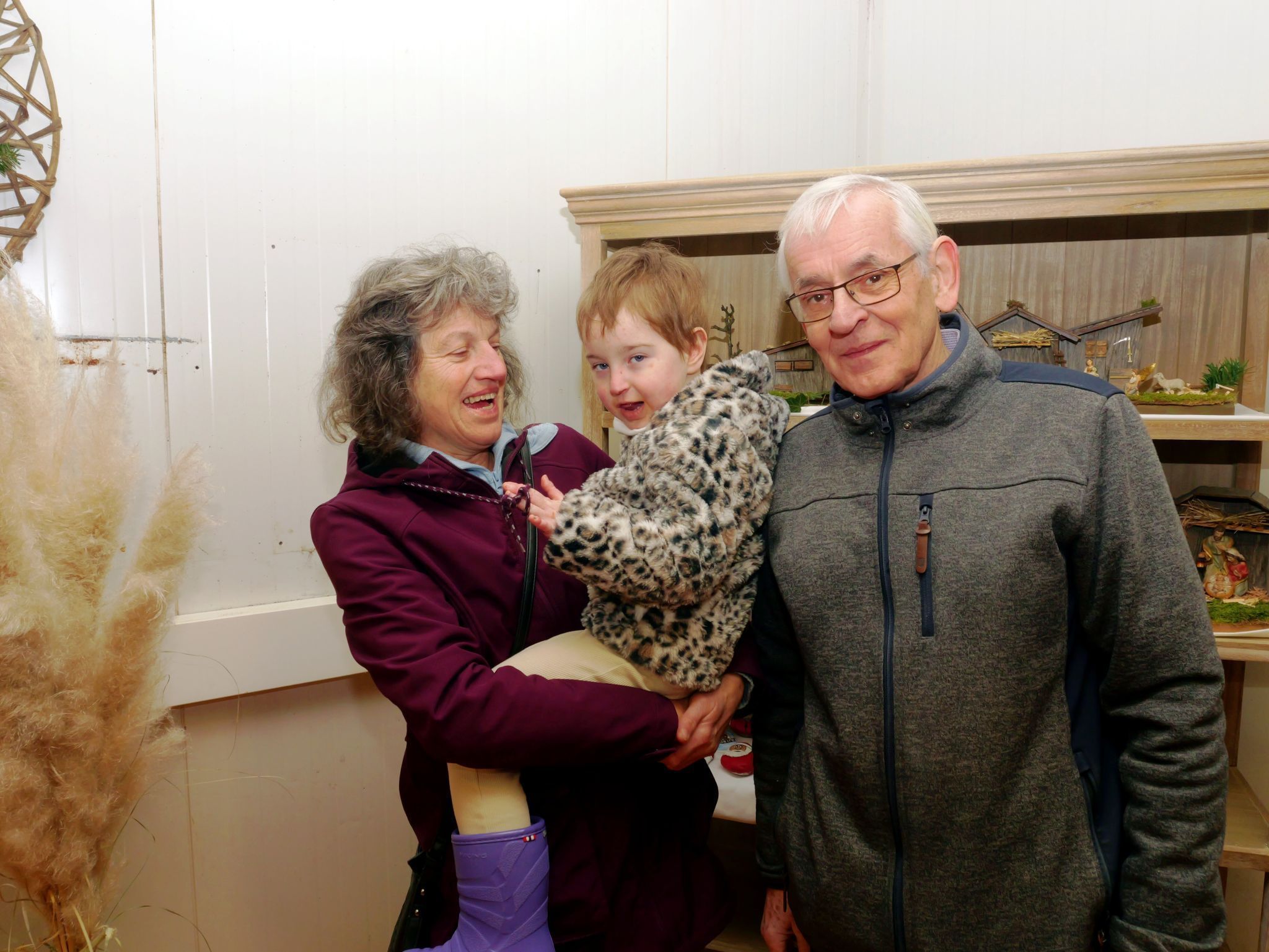 Schmetterlingskind Lilijana besuchte die Veranstaltung gemeinsam mit Oma Juliane (links) und ihrer Mutter Melanie.