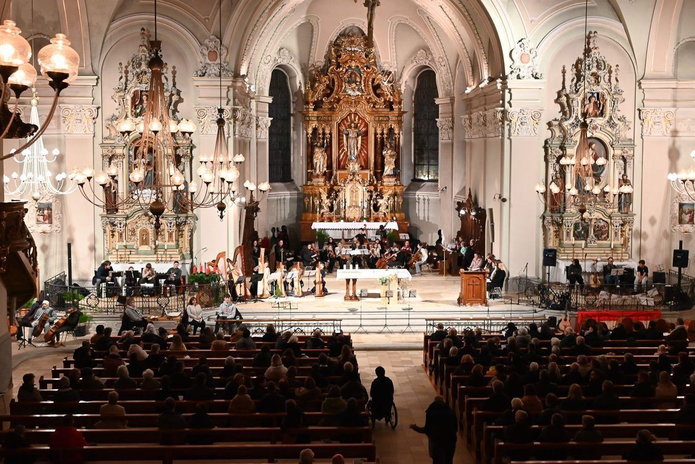 Am Donnerstagabend fand in der Höchster Pfarrkirche das diesjährige Weihnachtsbenefizkonzert der Rheintalischen Musikschule statt.