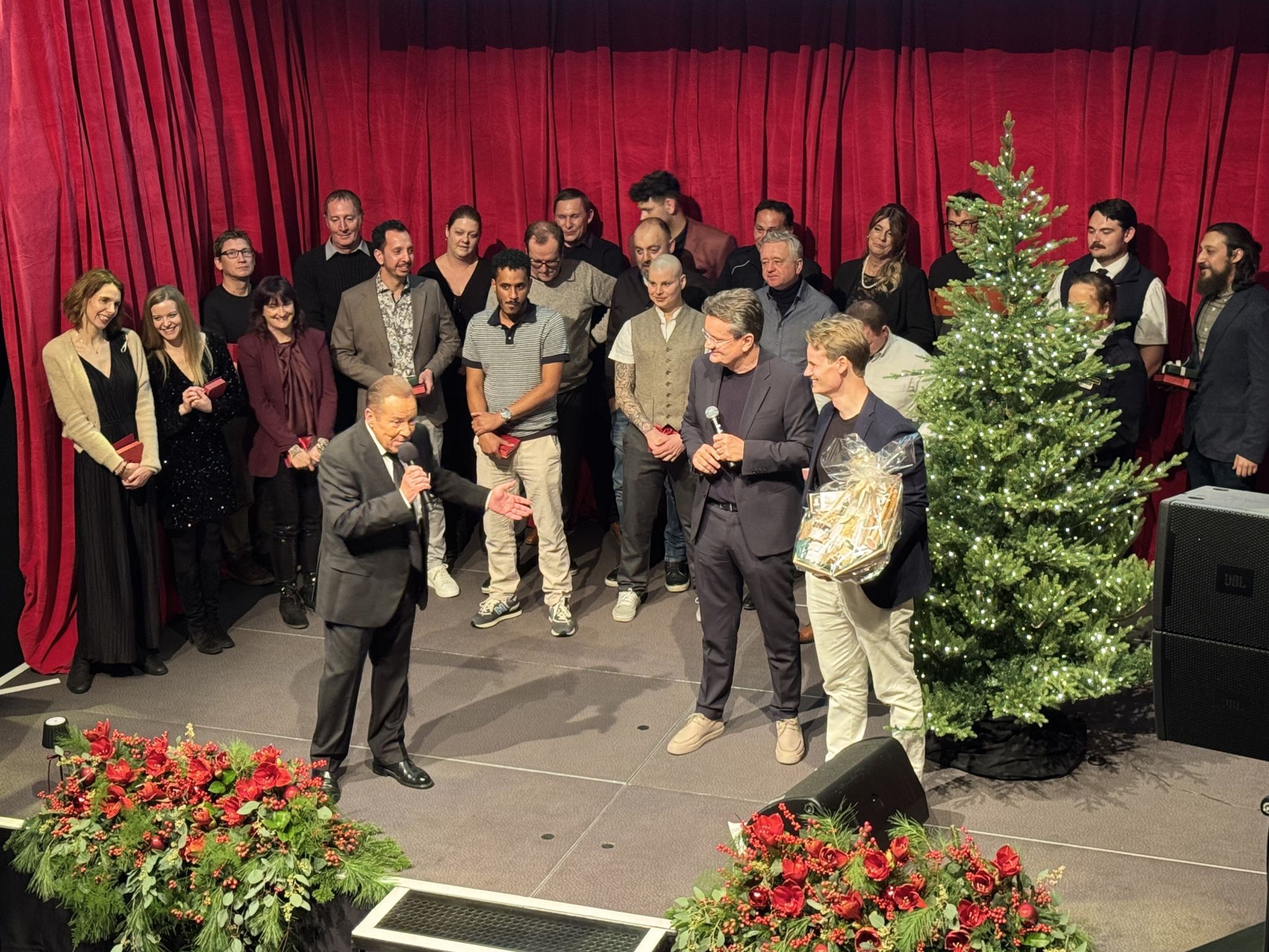 Das Team der Vorarlberg Lines mit Alexandro und Nicolai Rupp, sowie Moderator Roberto Kalin auf der Bühne.
