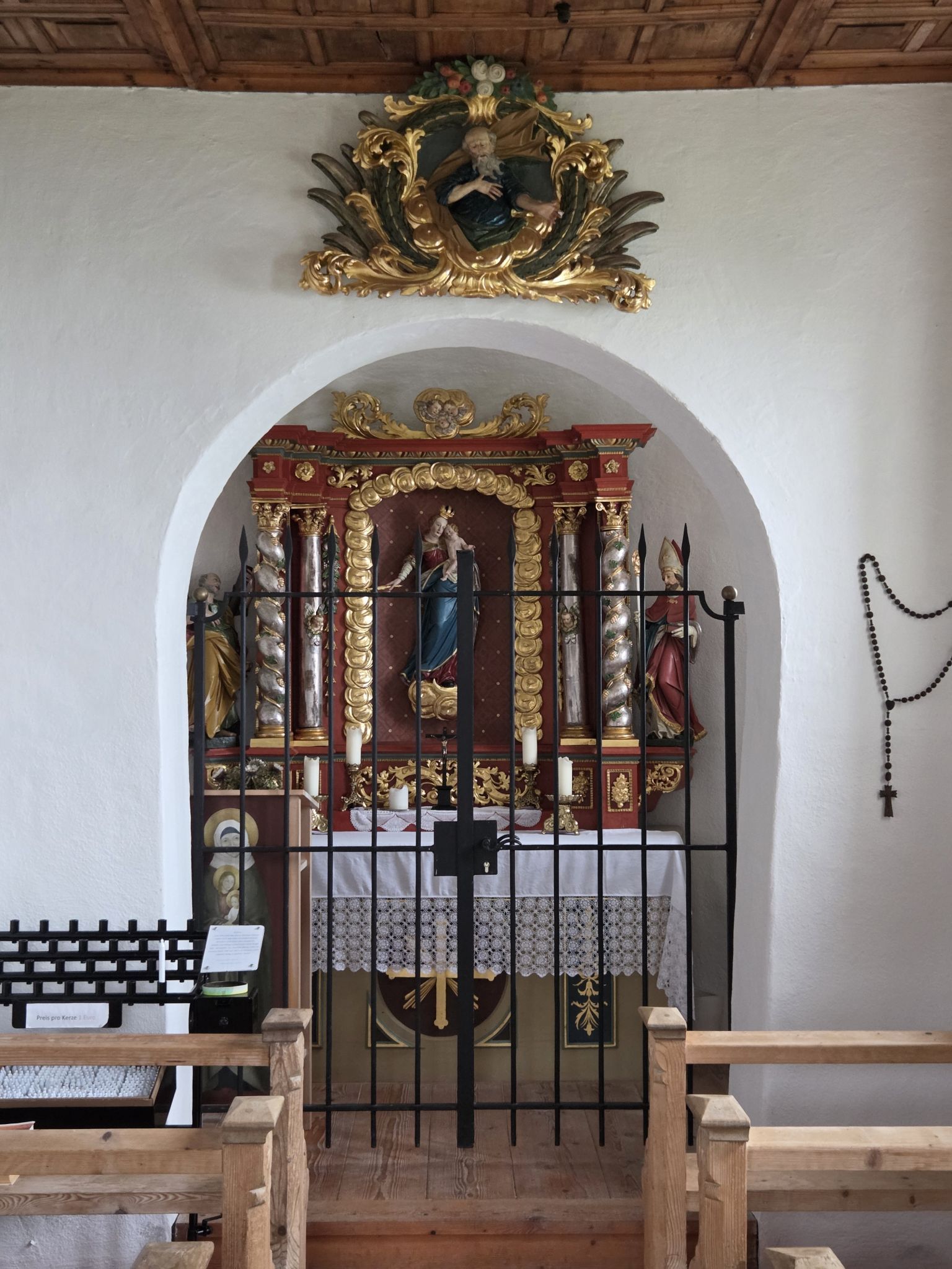 In der Apsis steht ein Altar aus der Spätrenaissance (Foto OS)