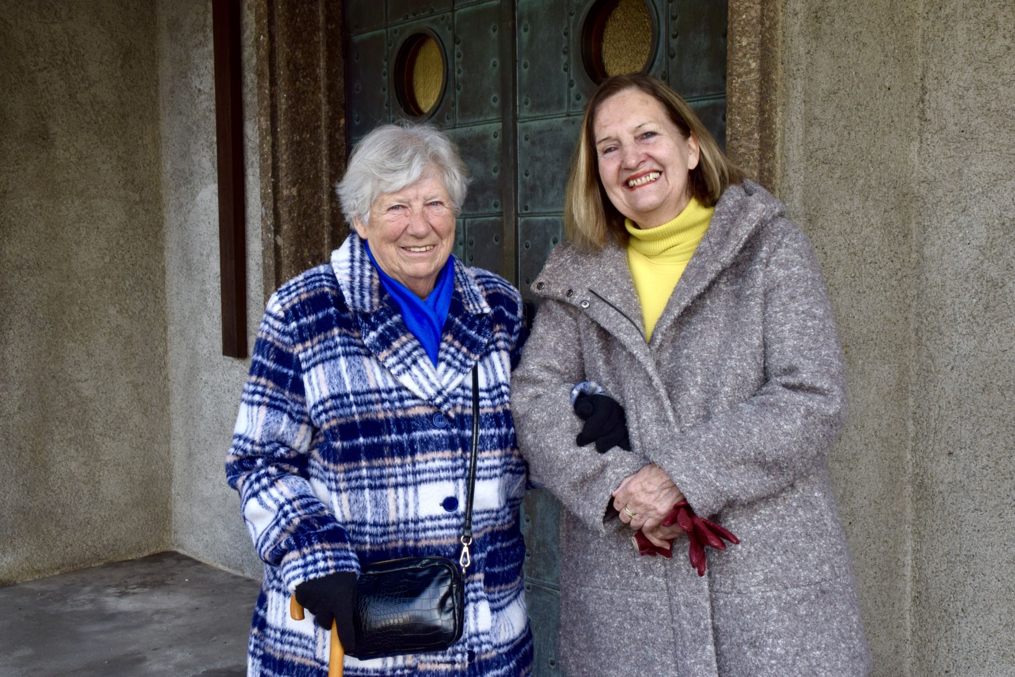 Herlinde Burtscher und Christine Rabensteiner interessierten sich nach der Messfeier für die Ausstellung in Erinnerung an den vor 80 Jahren ermordeten Missionar, Monsignore August Wachter.