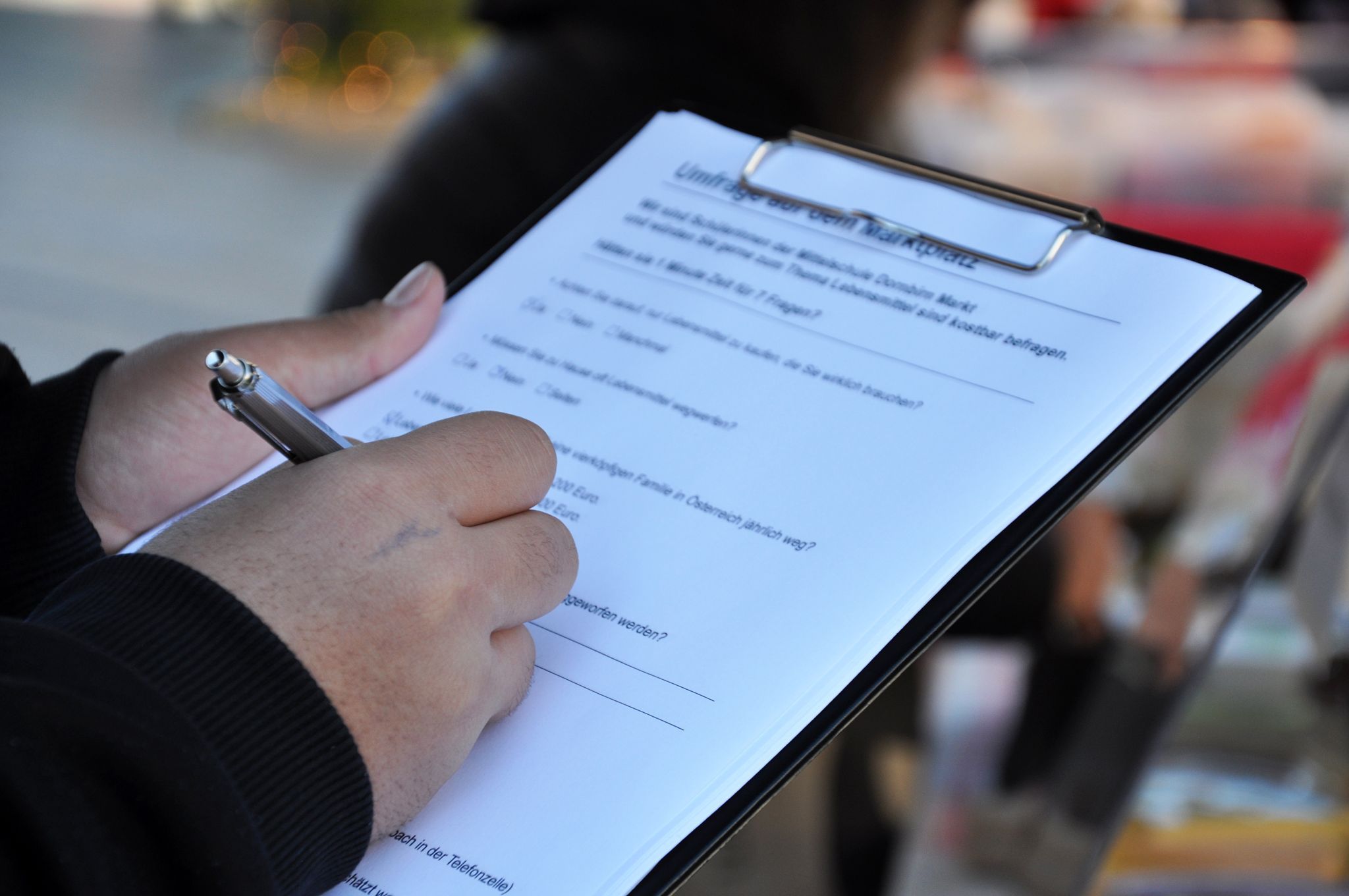 Die Schüler befragten insgesamt 17 Passanten und Markttreibende. 