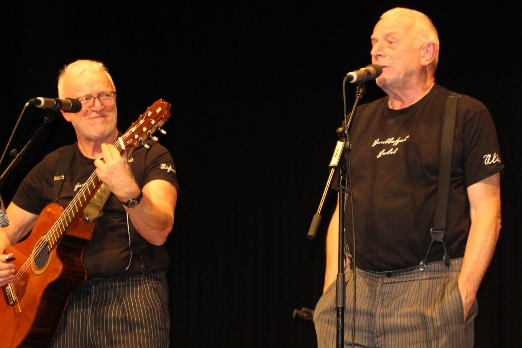 In Hoferitis besingt Ulli Troy eine neue Volkskrankheit und den Entzug: Mit in den Hosentaschen gebundenen Händen wird der Patient durch den Supermarkt geführt und darf nichts mehr kaufen . . .
