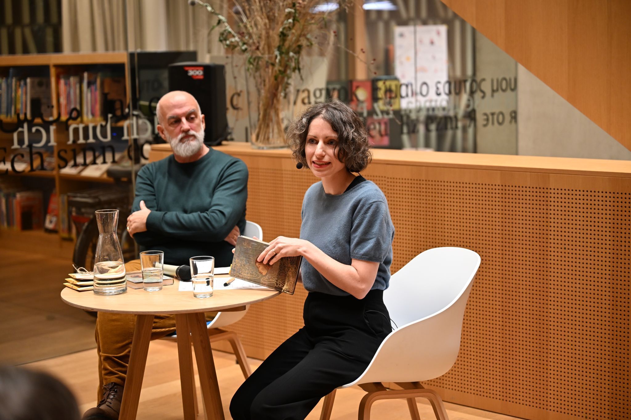 Sarah Kuratle taucht mit den Lesern in das Leben und Lieben von Alice und Gregor ein, erkundet eine zerstörte Natur und verletzte Seelen.