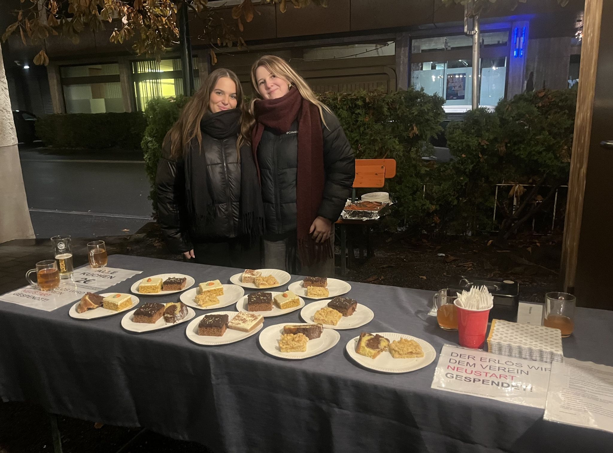 Valeria Kohler und Lilly Weikl beim Kuchenverkauf im Rankweiler Hof (Credit: Lilly Weikl)