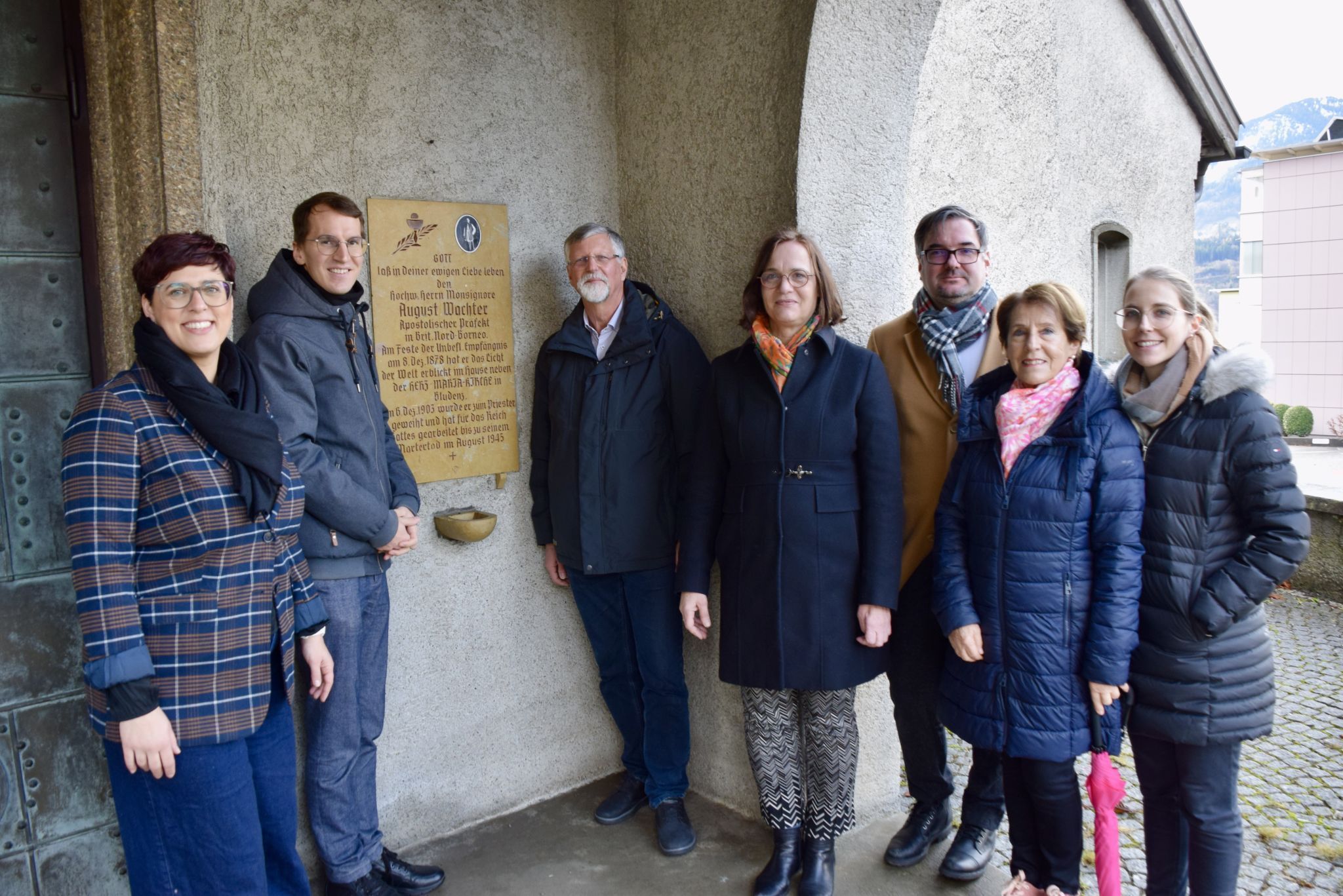 Gemeindeleiterin Sabrina Wachter (Pfarre Herz-Mariae), Kaplan Jakob Geier, Othmar Kraft, Gertrud Burtscher vom Pfarrgemeinderat, Historiker Christof Thöny sowie Rosemarie Kraft mit Tochter Claudia.