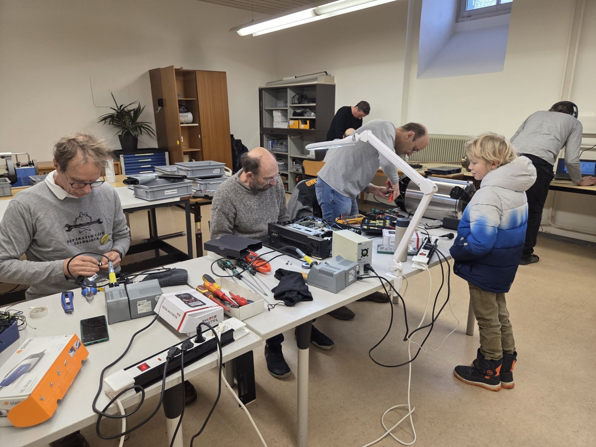 Im Reparatur Café bekommen defekte Altgeräte ein zweites Leben. 