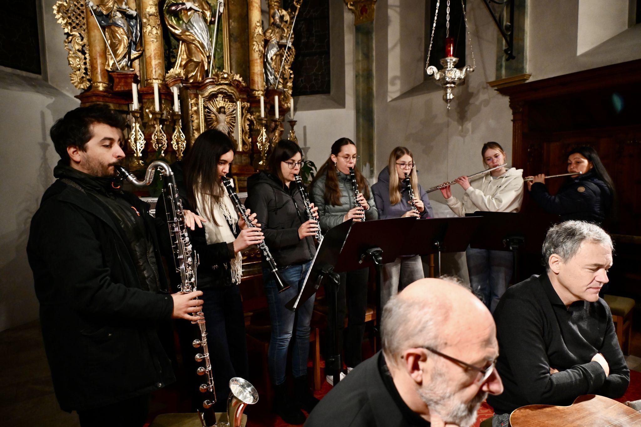 Das Holzbläserensemble der Musikschule Klostertal spielten adventliche Musikstücke.