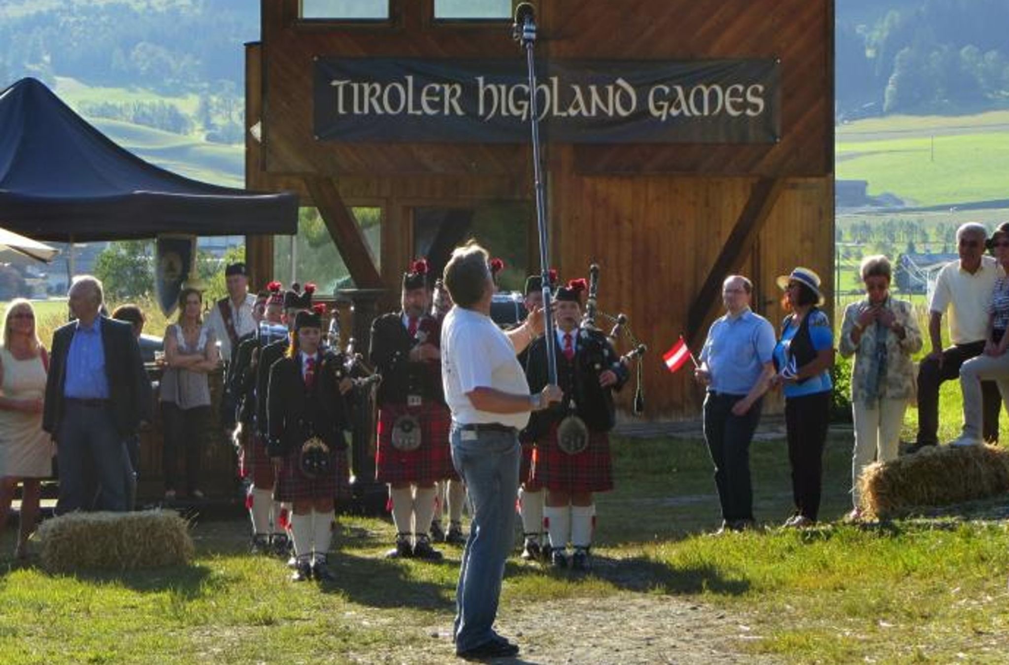 Einer von vielen TV-Auftritten: In der Folge „Kilts & Killer“ spielten die Leiblachtaler Schotten in der Kultserie „Soko Kitzbühel“ mit.   