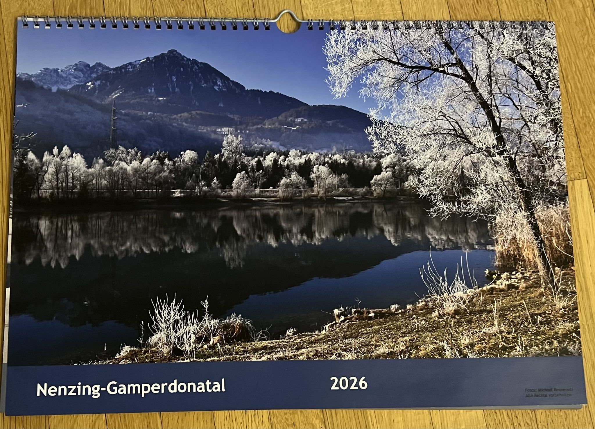 Der Fotokalender ist in der Trafik Hartmann in Nenzing erhältlich.