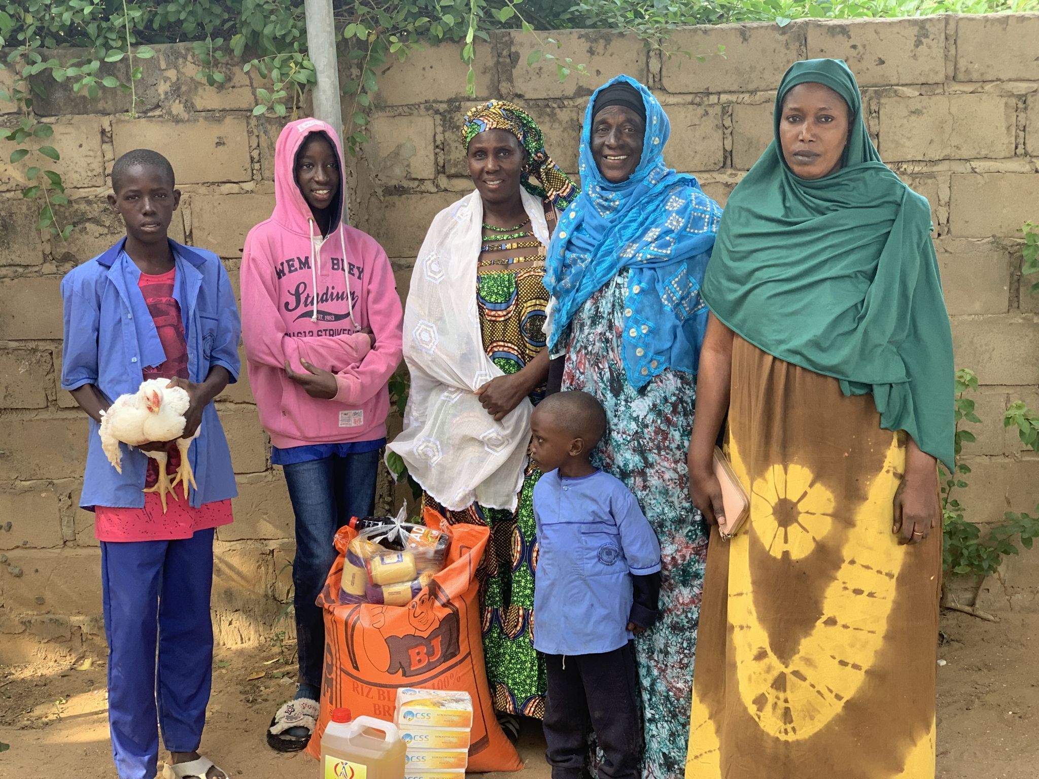 Die Lebensmittelpakete brachten sichtbare Erleichterung und Freude in die Familien.