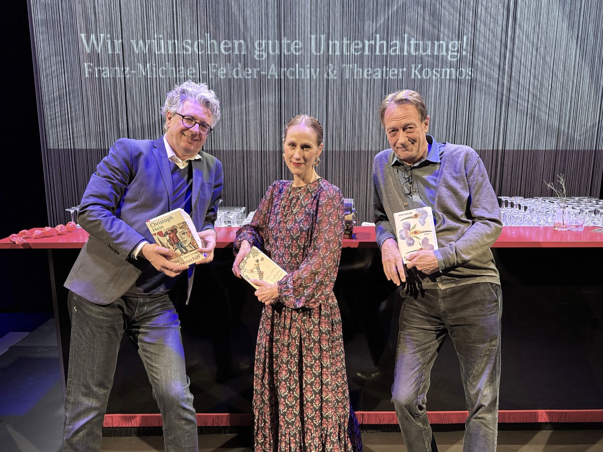 Jürgen Thaler (Franz-Michael-Felder-Archiv), Schriftstellerin Verena Rossbacher und Komponist Gerald Futscher beim Büchertalk im Theater Kosmos.