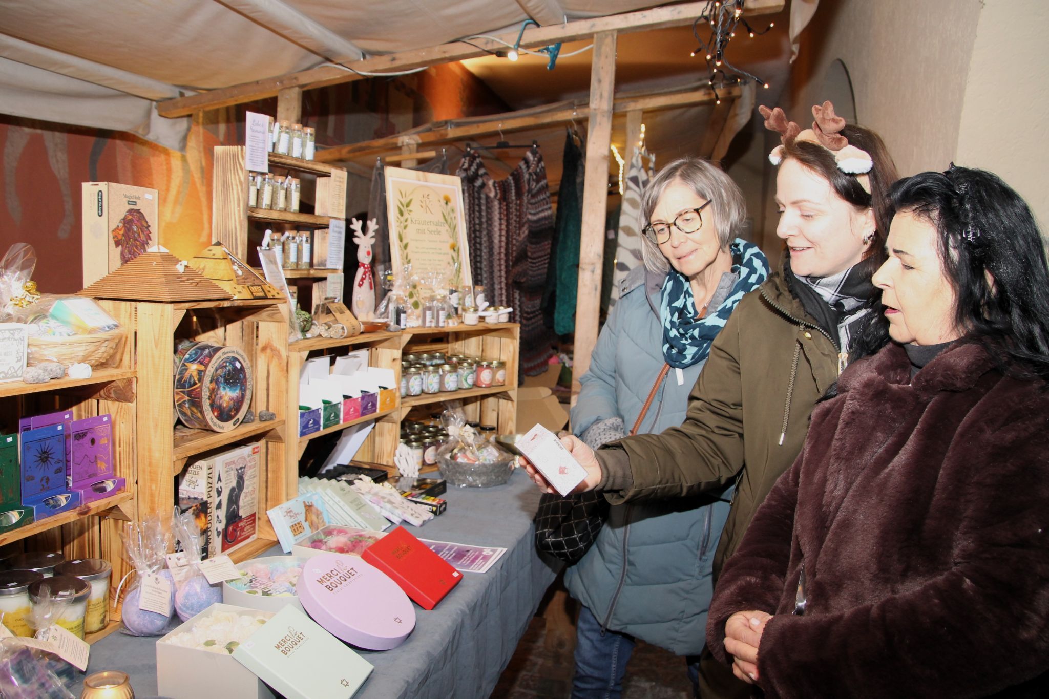 Kreatives, Nützliches und Selbstgemachtes stand neben dem kulinarischen Angebot im Mittelpunkt beim Weihnachtsmarkt in Hörbranz.