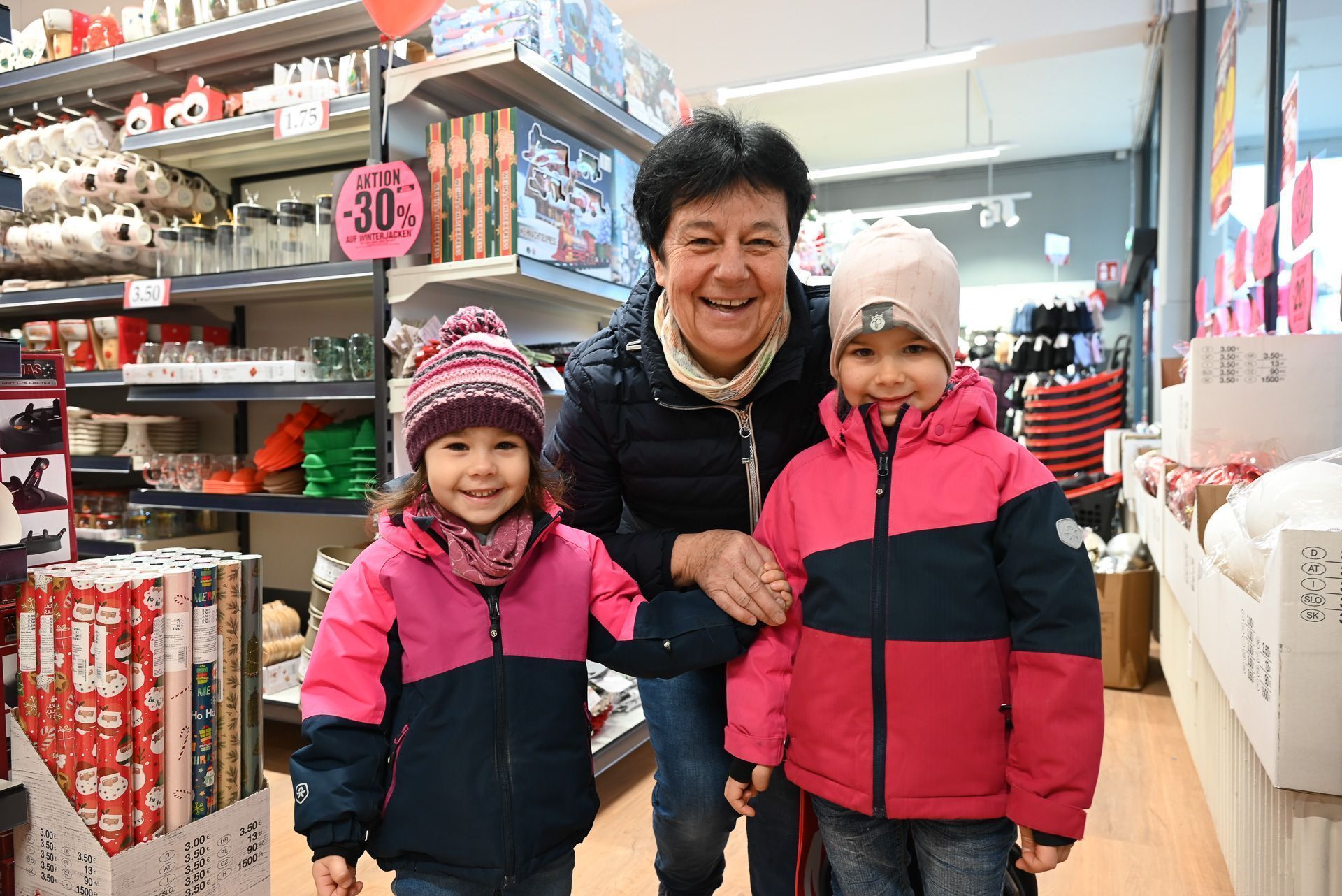 Sind begeistert vom großen Angebot: Gitte mit ihren Enkelinnen Nelia und Fanny.
