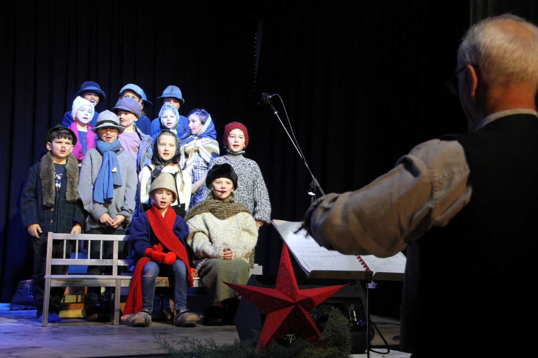 Der Chor unter der Leitung von Hubert Sinz unterstrich die Handlung auf der Bühne.