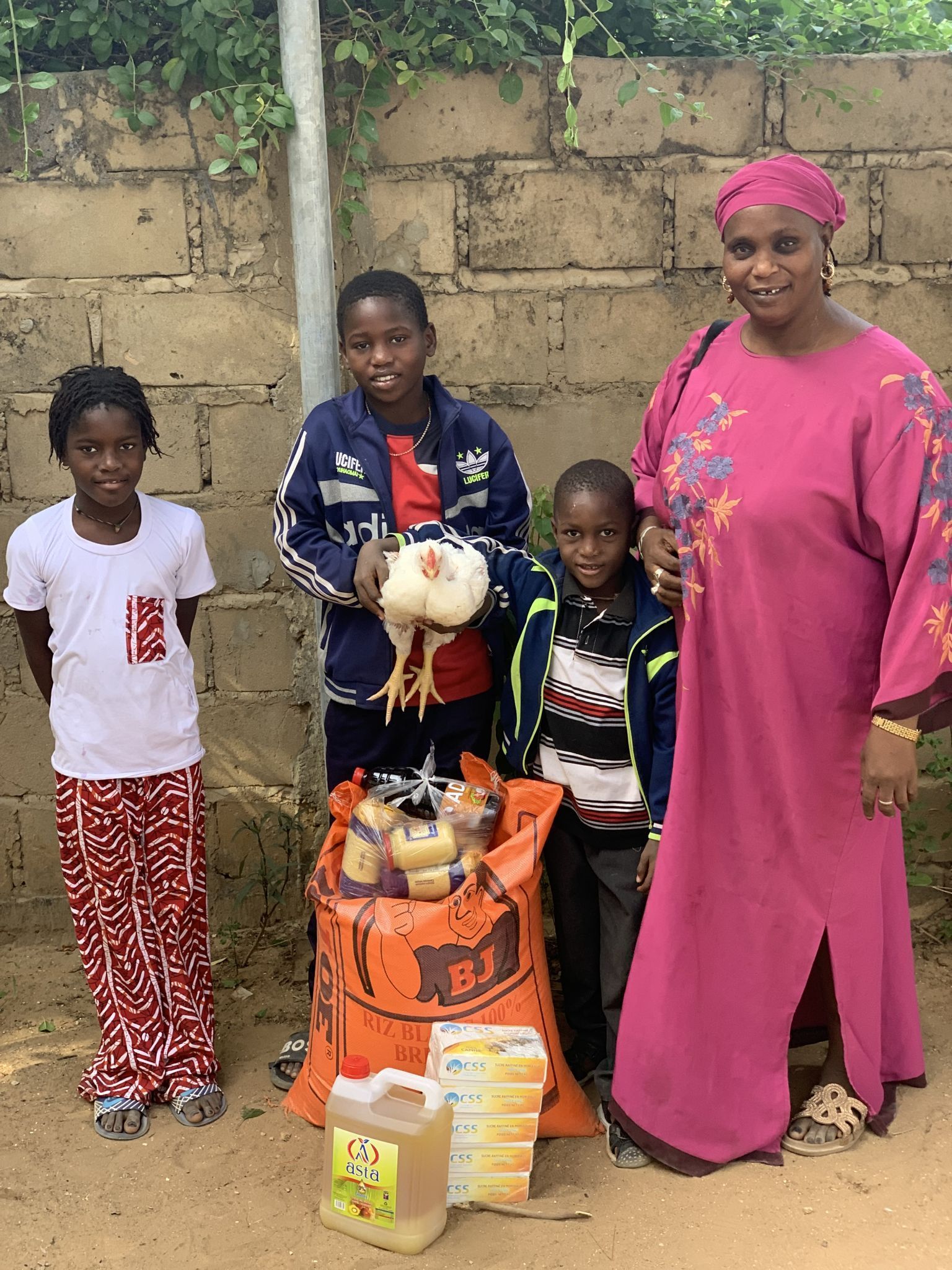 Familiengruppen posierten fröhlich mit ihren Lebensmitteln vor der Kamera.