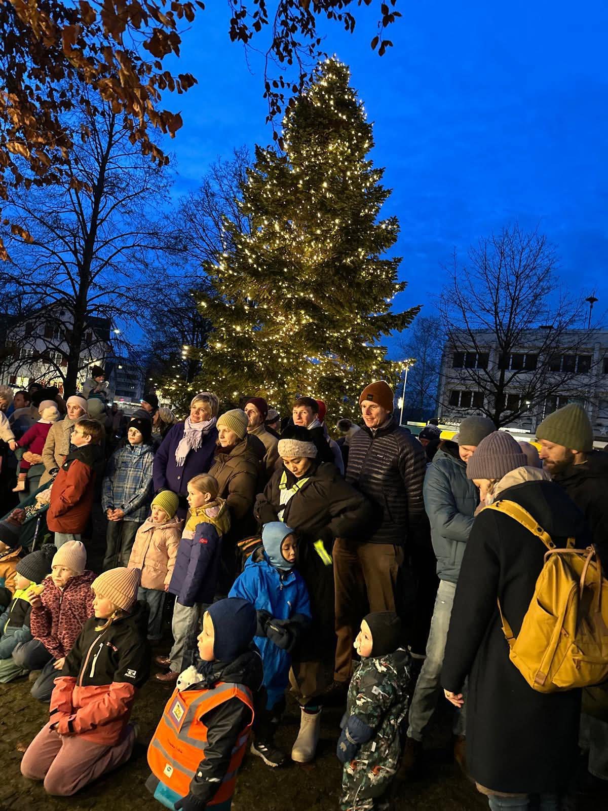 Mit dem Aufleuchten des Christbaums erreichte die Adventsstimmung im Park ihren Höhepunkt.