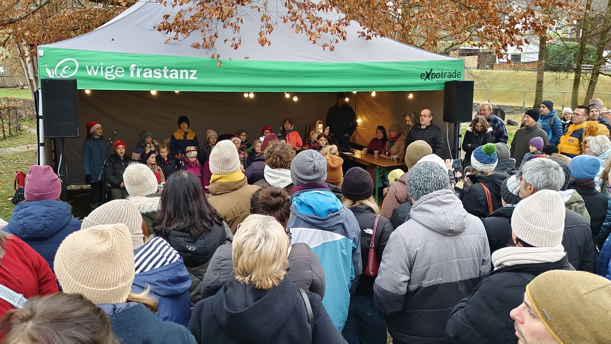 Blitzschnell stellte sich im Gemeindepark eine besinnliche Stimmung ein.