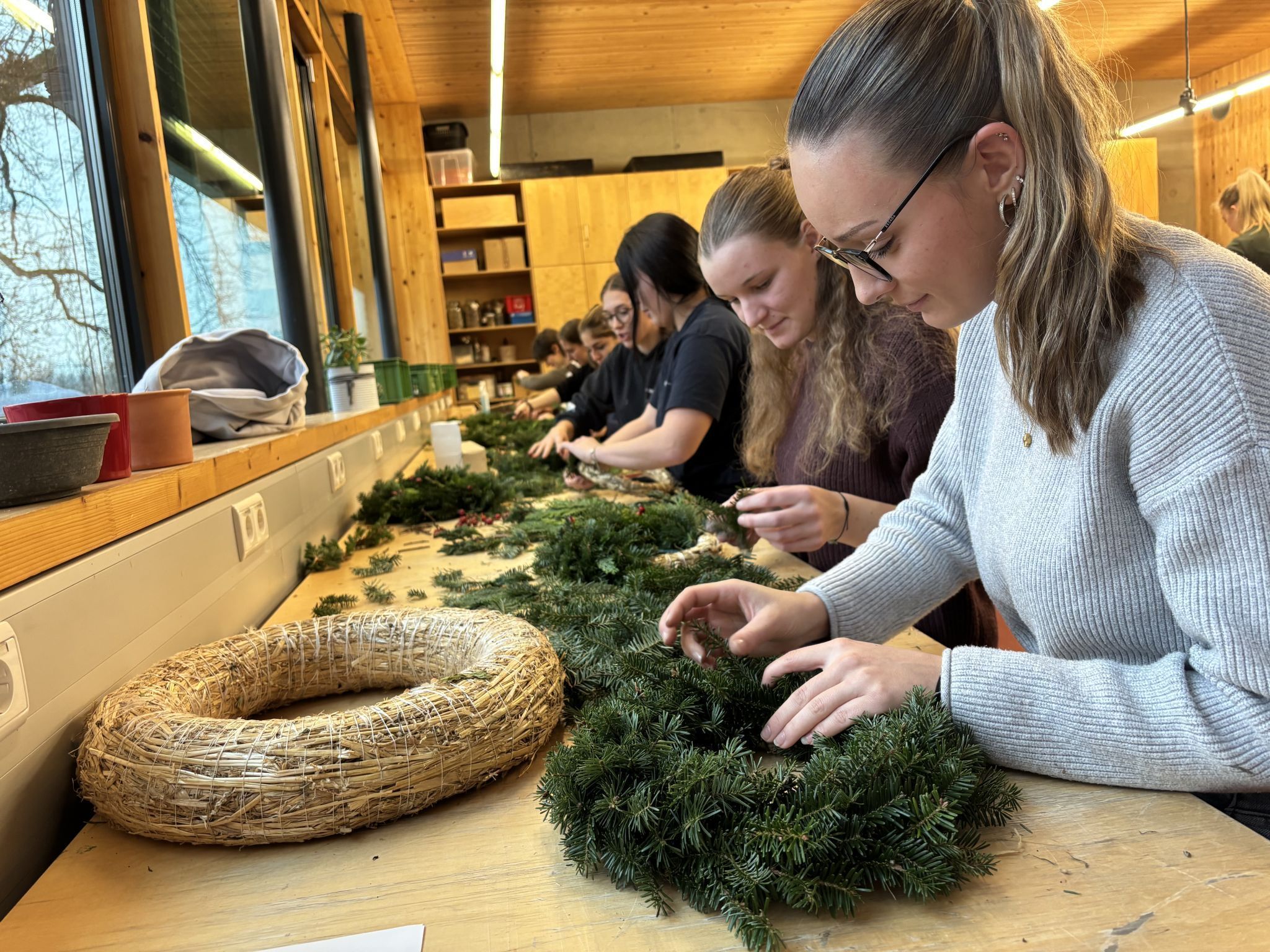 Die Schülerinne binden derzeit fleißig frische Adventkränze.