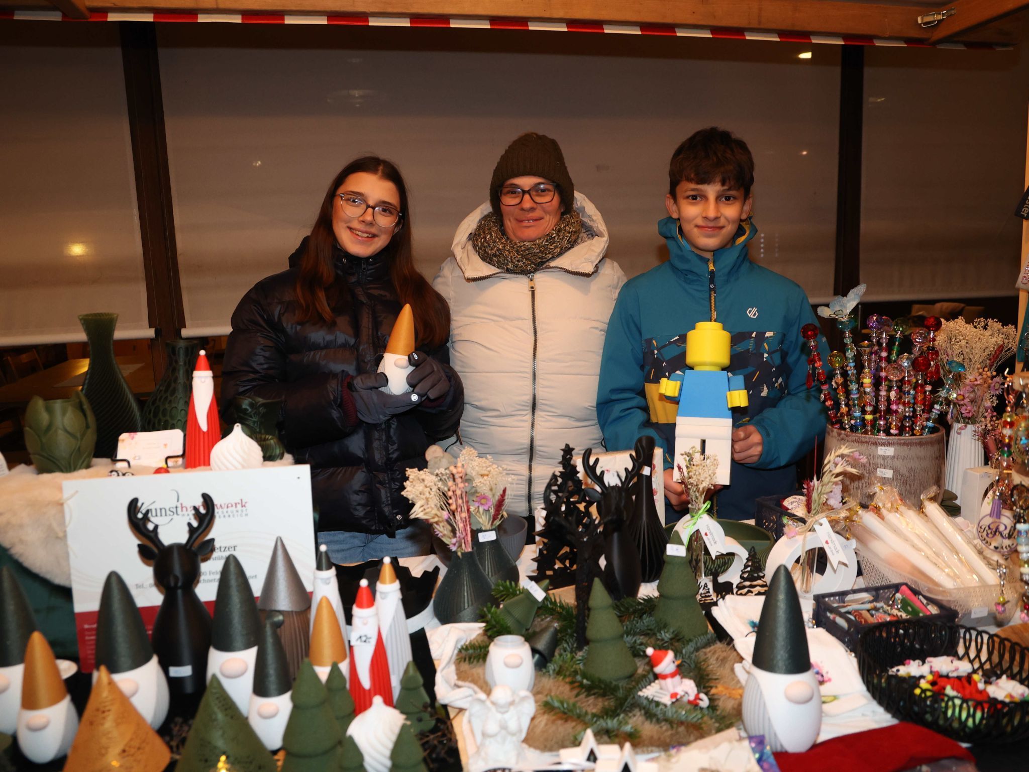 Celine, Simone und Elias am Stand des