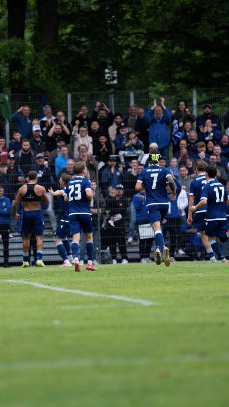 Jubel für KSC II vor Hunderten Fans.KSC