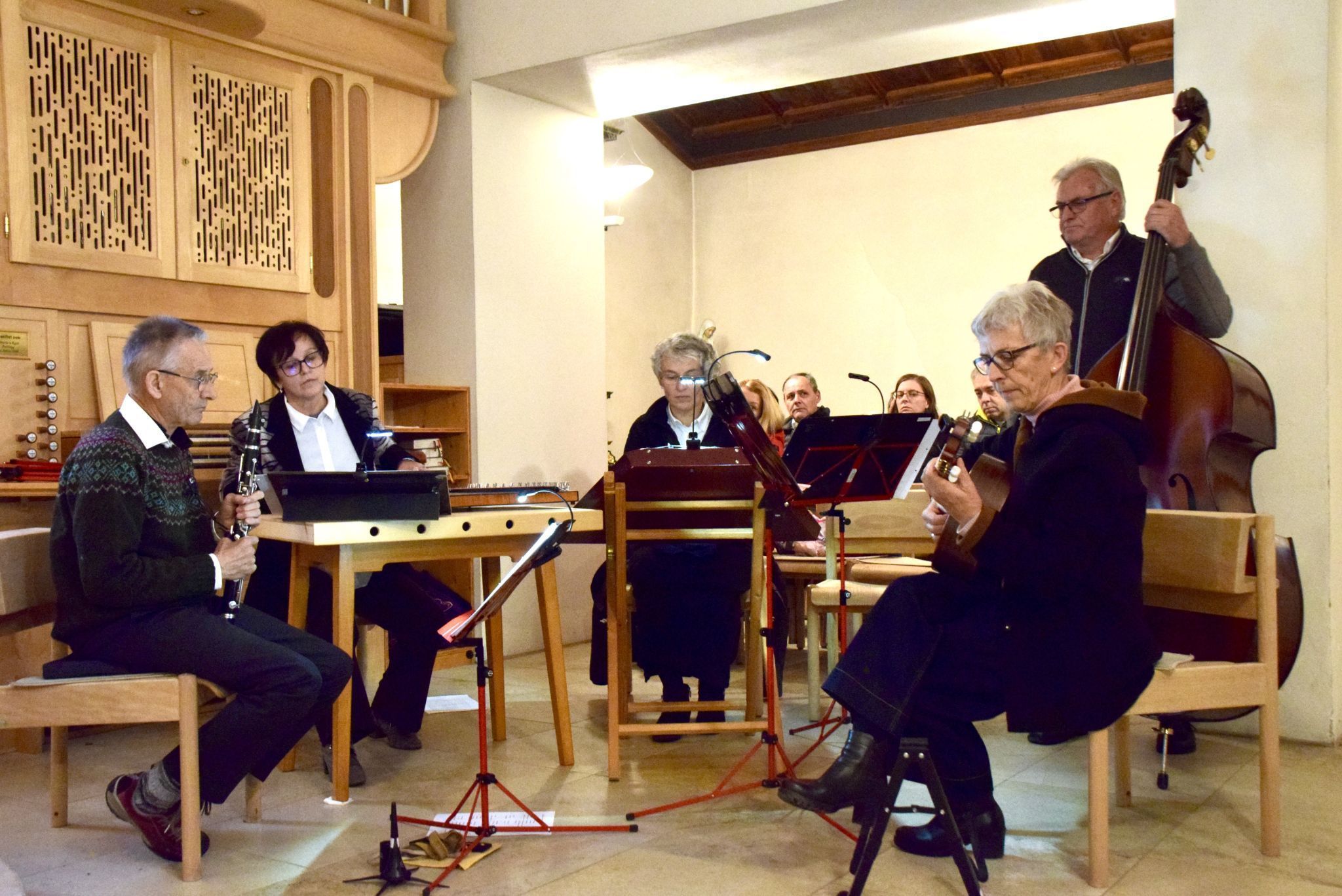 Die Feinspitz Musig aus Braz mit Edith Posch (vorne rechts), Kurt Posch (l.), Christine Tabernig (M.), Carmen Bentele (2. v. l.) und Adi Burtscher (hinten rechts) in der Pfarrkirche St. Anton im Montafon.