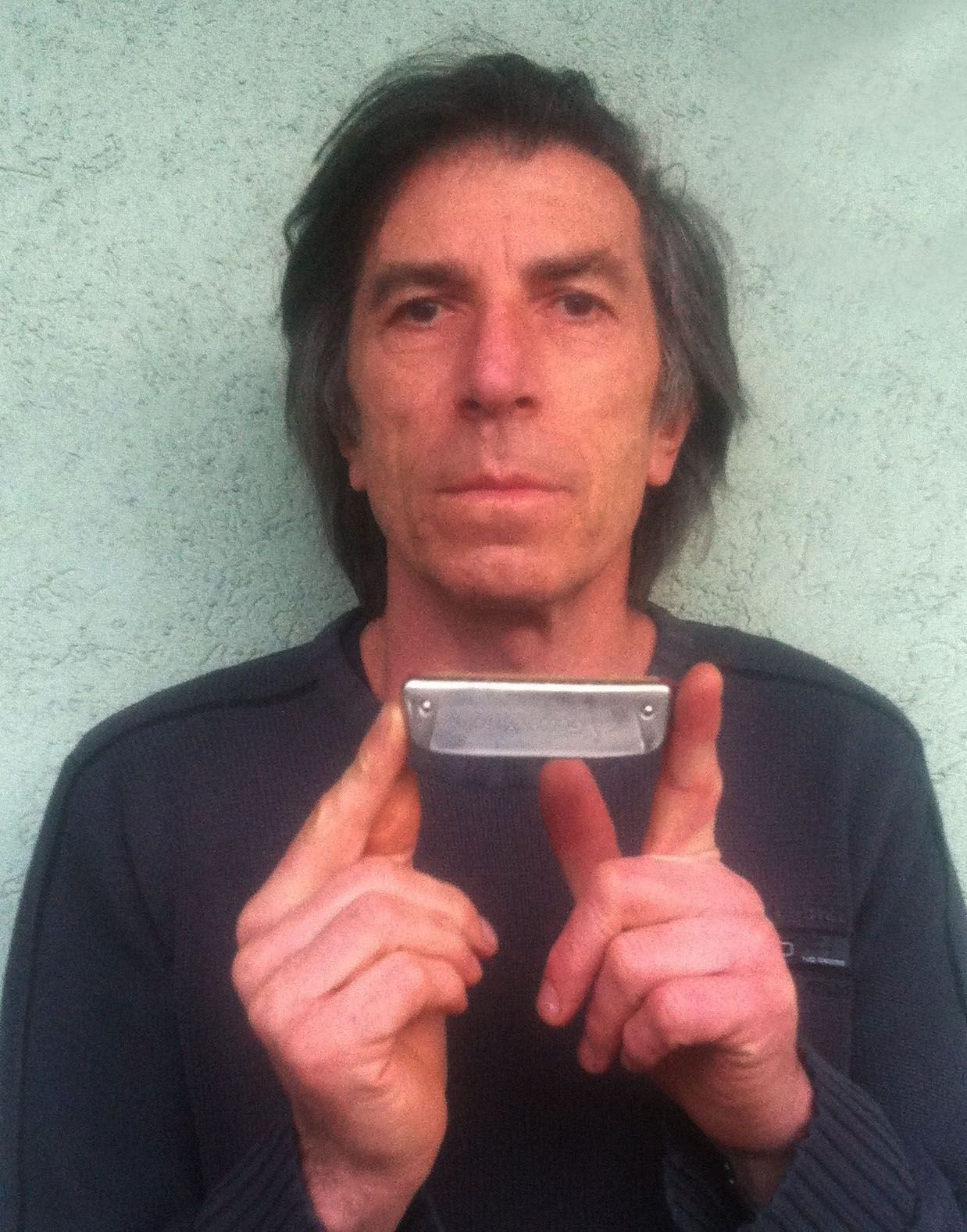 Der Musiker spielt nicht nur Mundharmonika, sondern baut diese auch selber