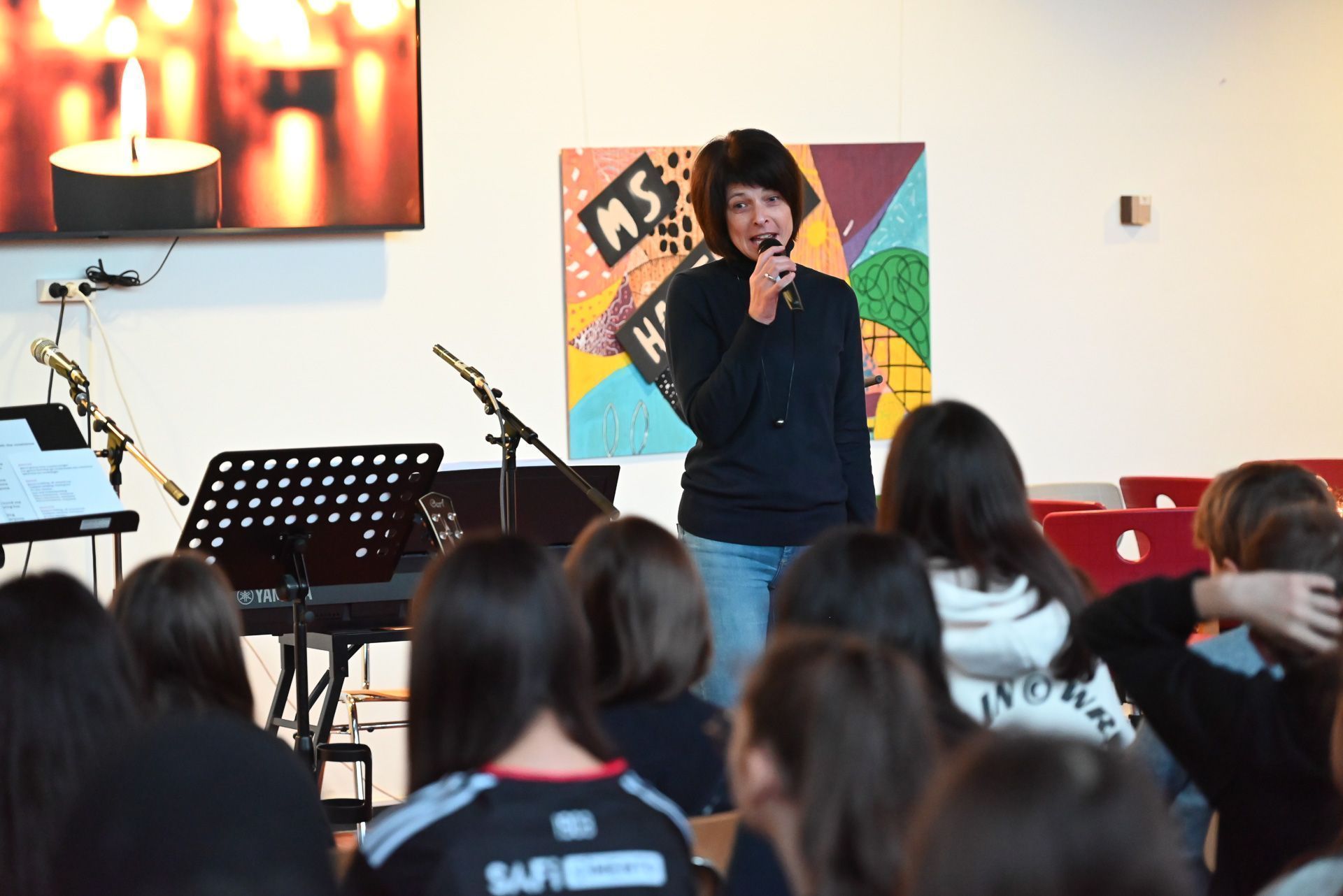 Direktorin Helga Riedmann bedankte sich für die stimmungsvolle Feier und wünschte den Schülern schöne Ferien. 