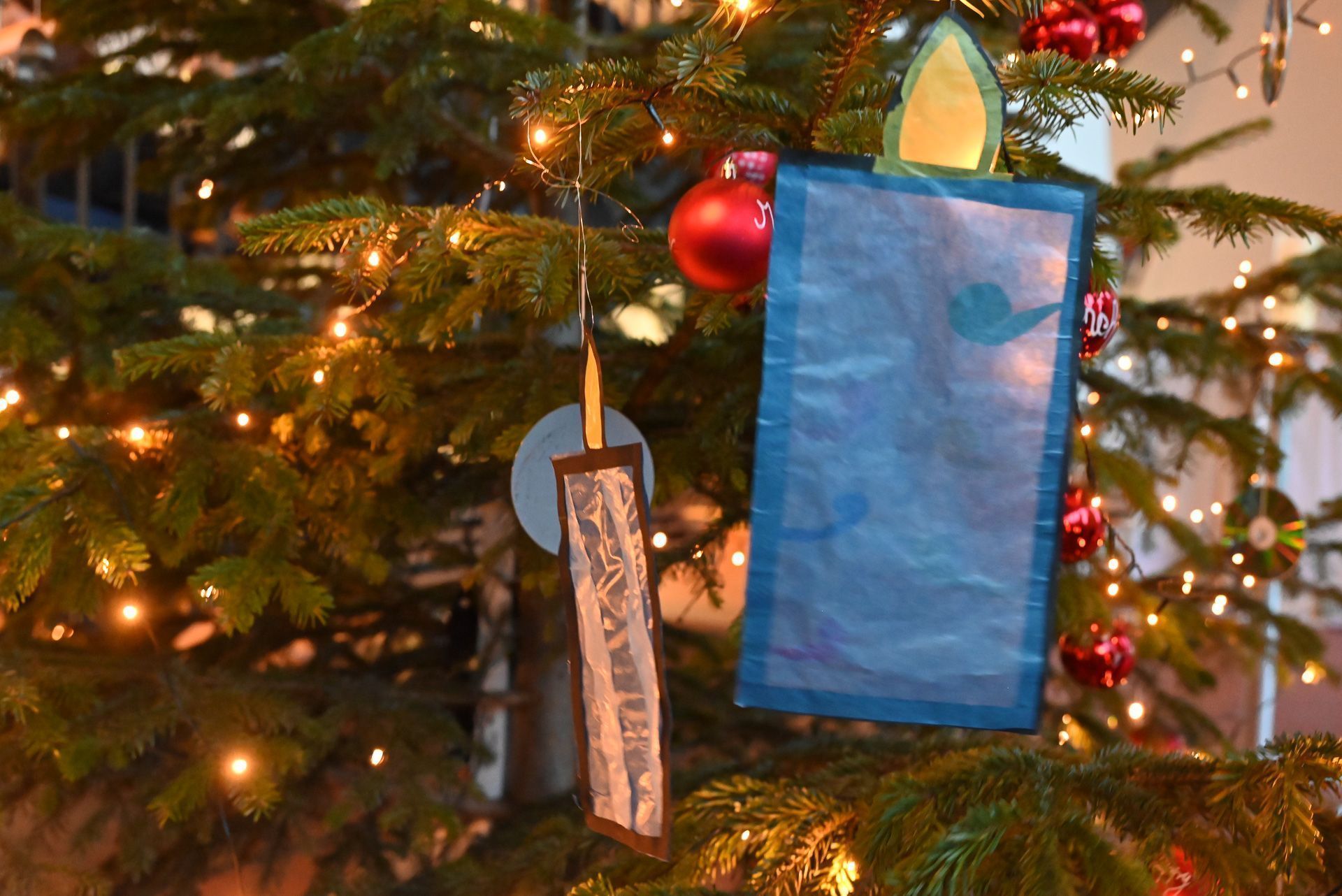 Die Schüler schrieben ihre Wünsche auf selbstgebastelte Papierkerzen, die sie dann am Weihnachtsbaum aufhängten. 