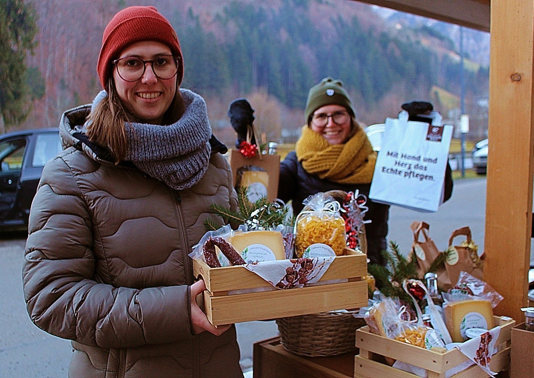 Regionale Spezialitäten – u. a. von der Alpe Wildmoos – wurden „geschenksgerecht“ in Kistchen und Körbchen angeboten.   
