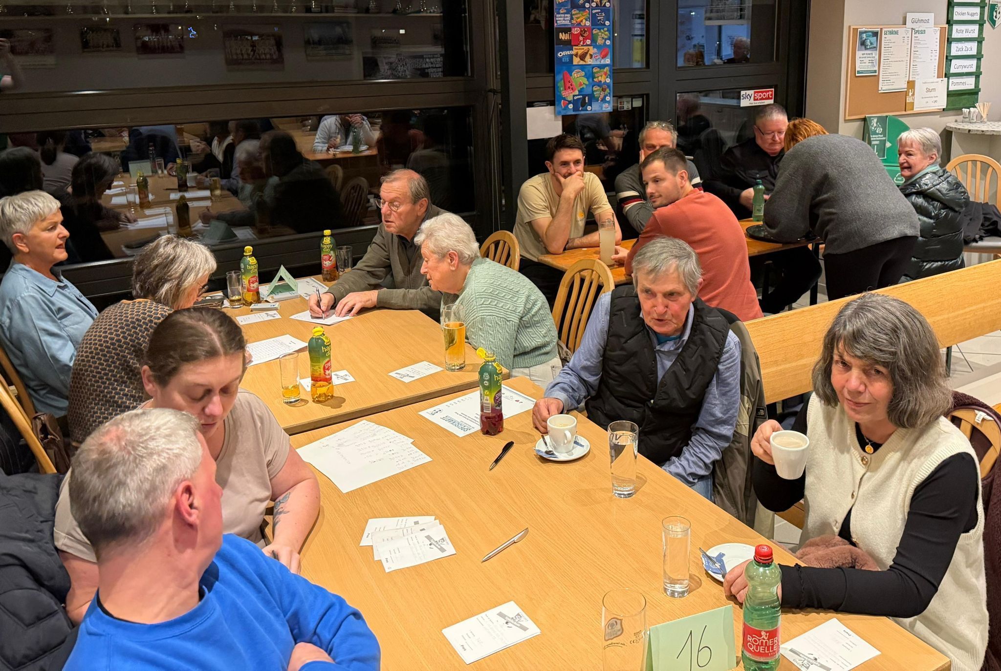 Die Besucher genossen das gesellige Miteinander beim Preisjassen.