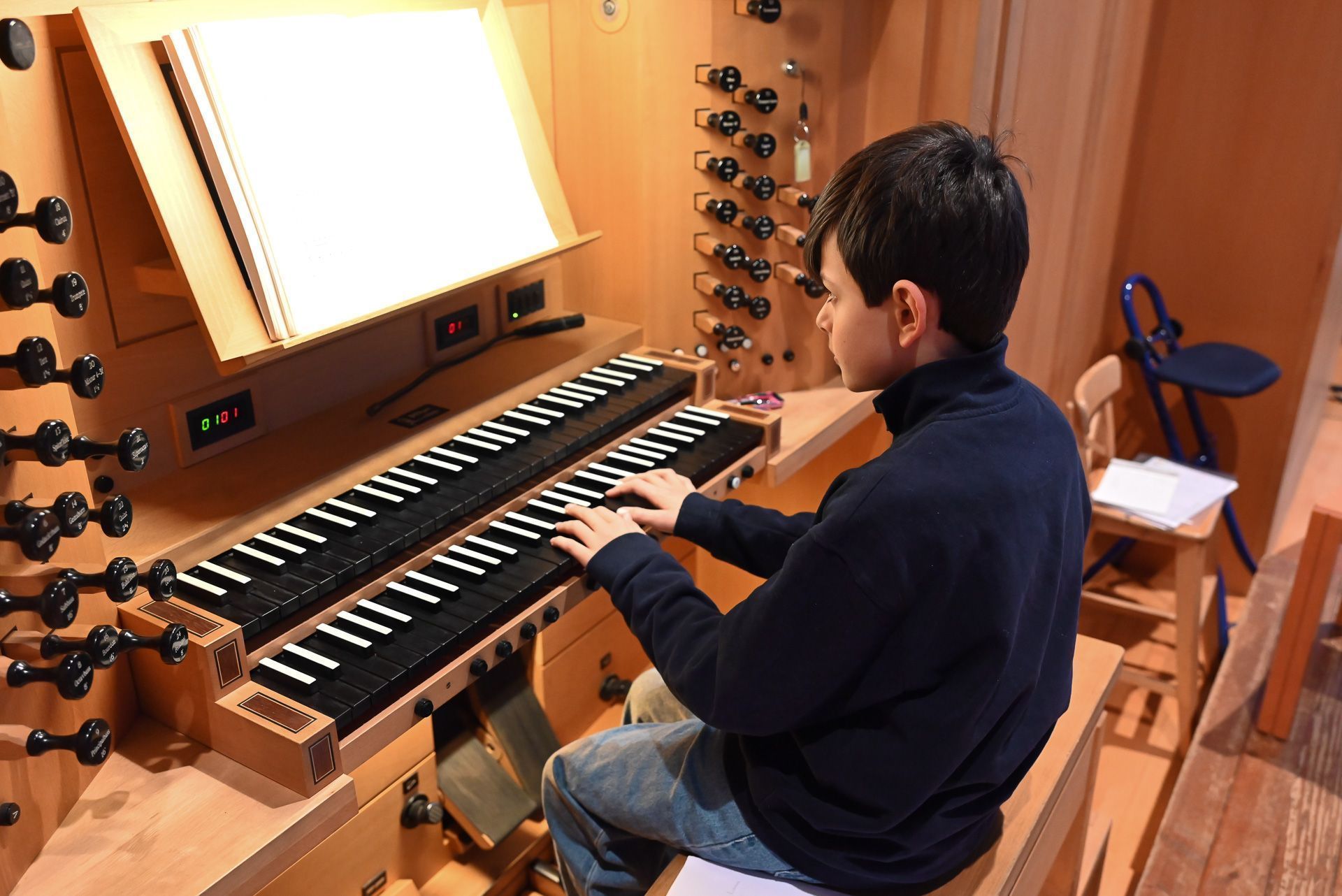 Konstantin spielt seit zweieinhalb Jahren an der Orgel und ist dabei ganz in seinem Element.