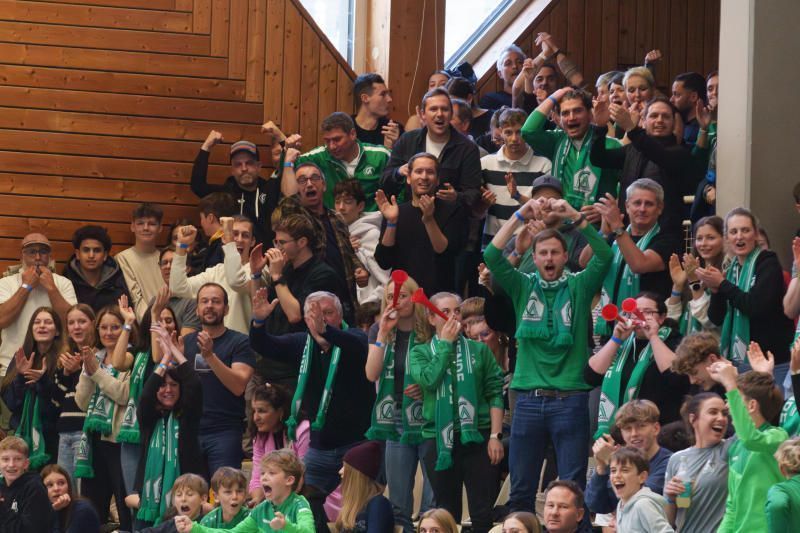 Megastimmung in der Hofsteighalle. Alberschwende Anhänger sind die stimmgewaltigsten Fans.STIPLOVSEK