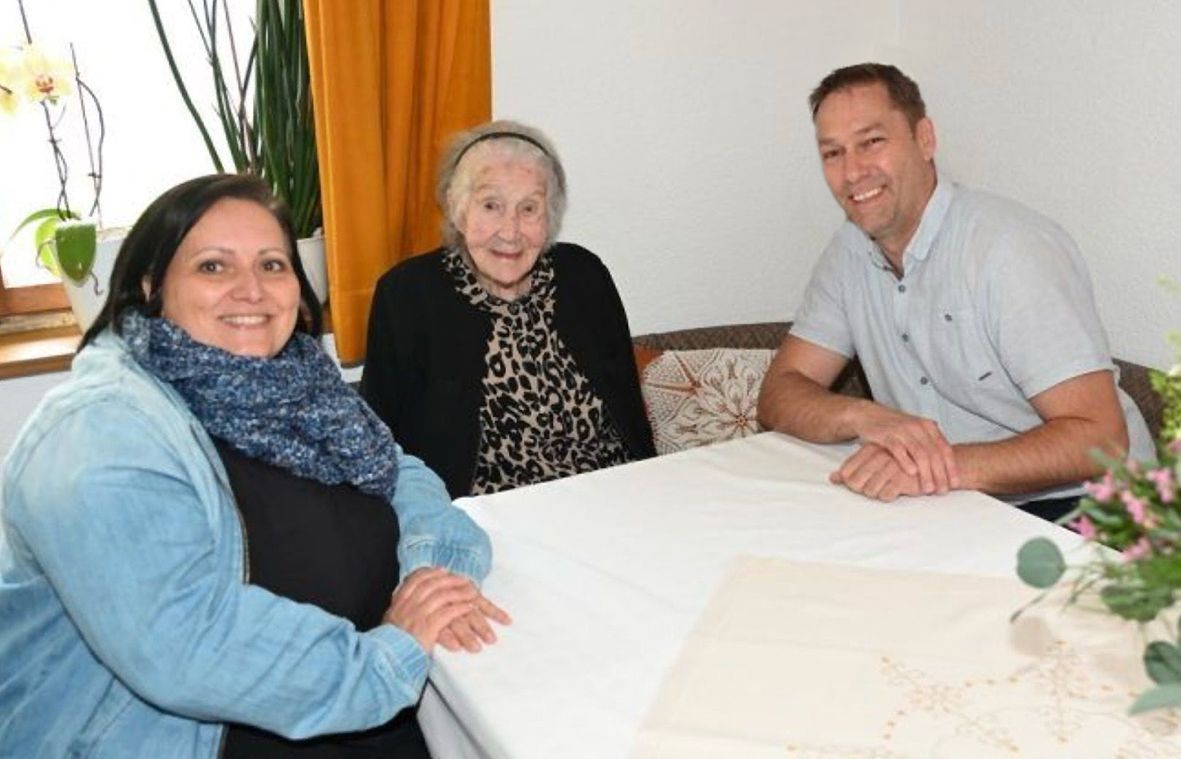 Vizebürgermeisterin Alexandra Kapeller und Bürgermeister Martin Burtscher gratulierten der ältesten Vorarlbergerin.