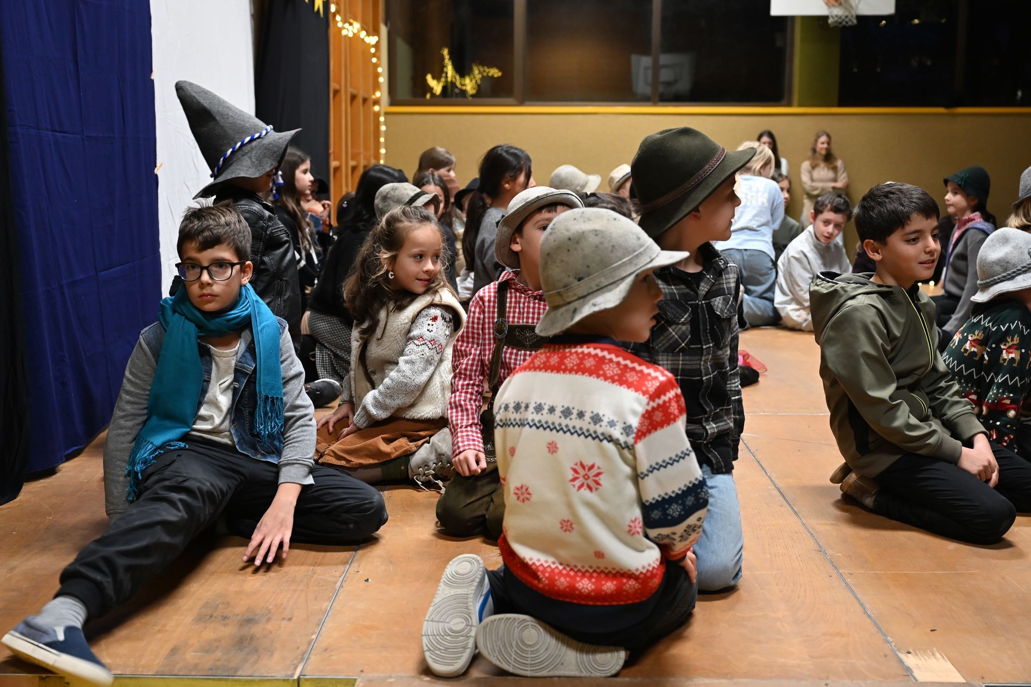 Eröffnet wurde die Feier mit einem Hirtenspiel der zweiten Klassen.