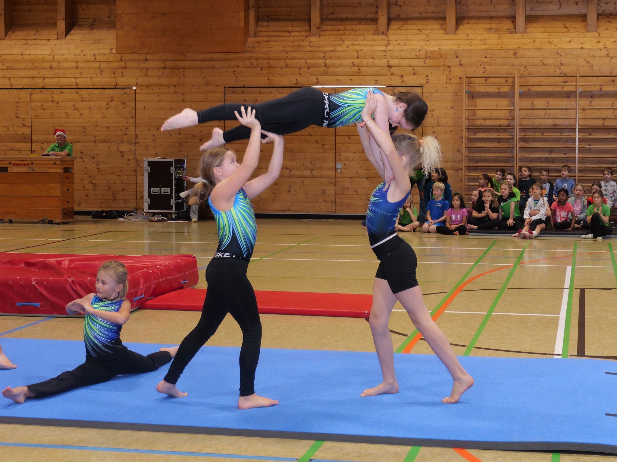 Die Leistungsgruppen präsentierten bereits akrobatische Kunststücke.